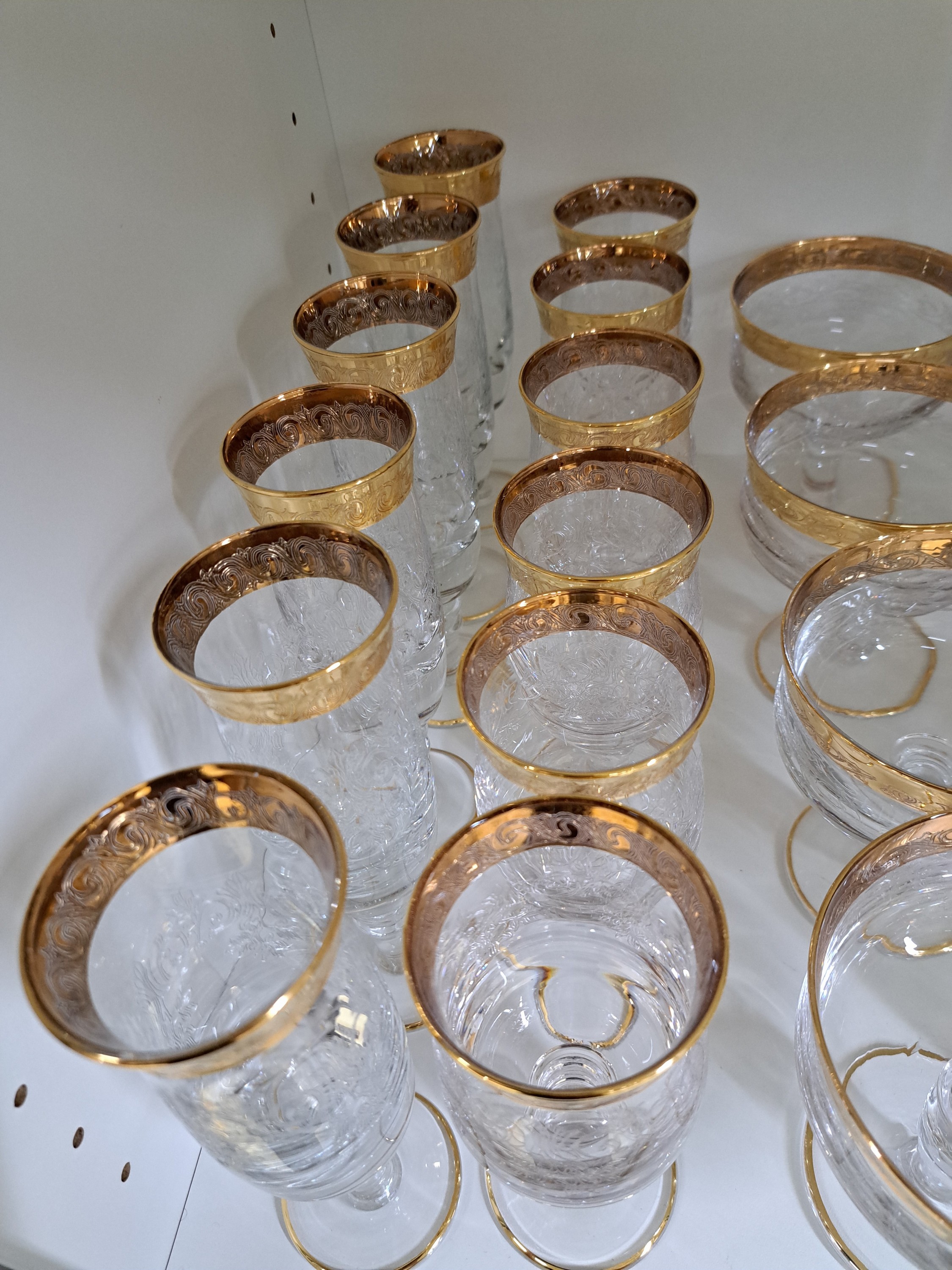 Detail e: Trinkglasservice, Murano, Modell Medici, 20. Jh., farbloses Glas mit Diamantgravur und breiten geätzten Goldrändern, 6 Sektgläser, 6 Weingläser, ...