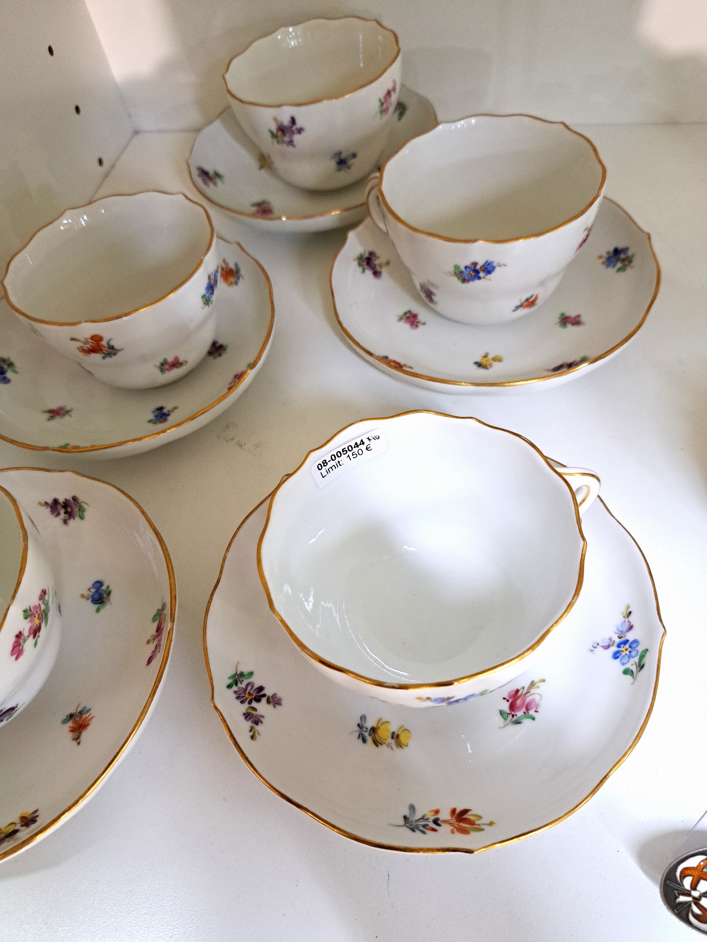 Detail a: 5 Kaffeetassen mit UT, Meissen, Knaufzeit, gestreute Blumen, Porzellan, Goldstaffage, handbemalt, Gold berieben, Alterssp.