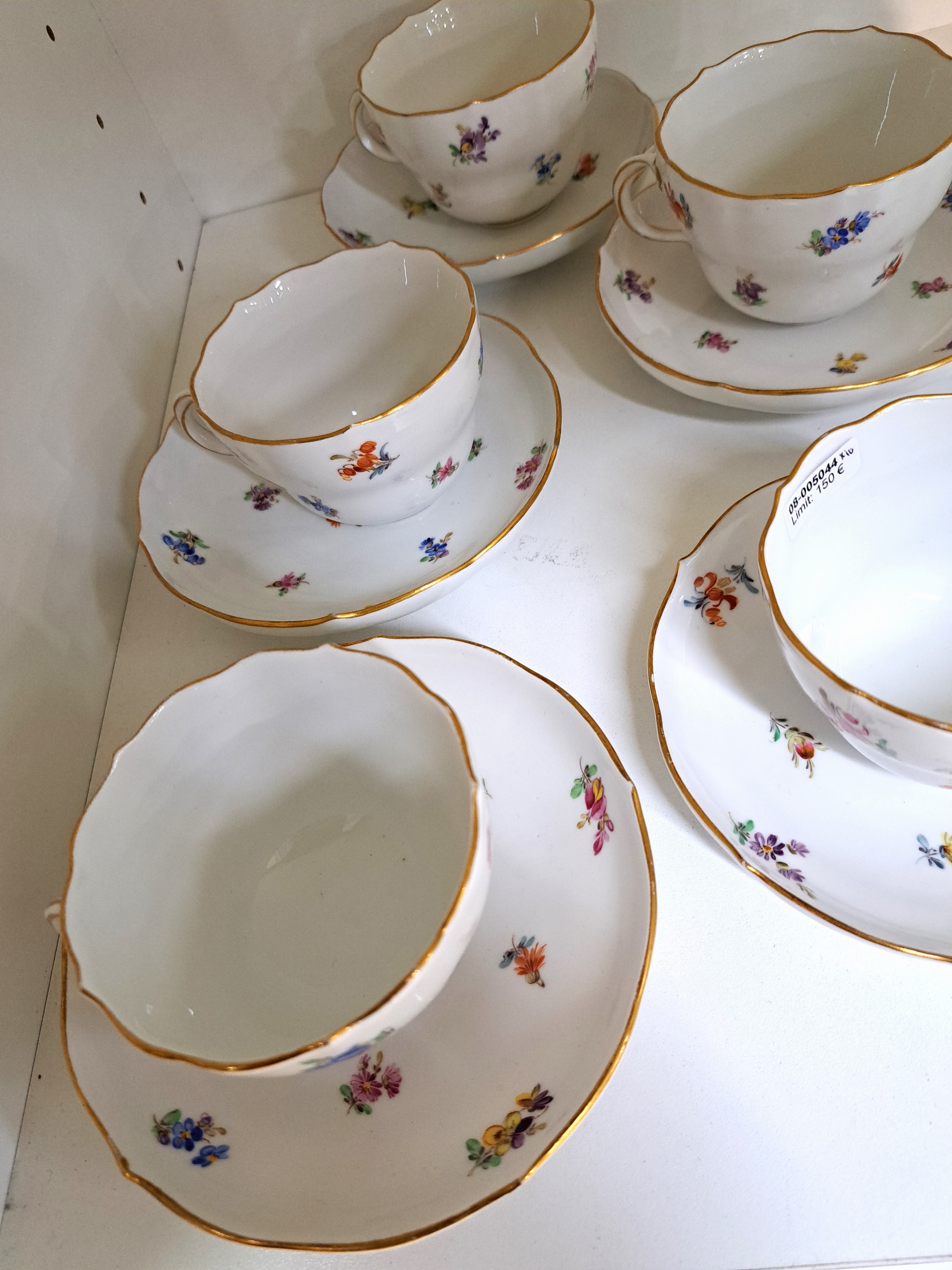 Detail b: 5 Kaffeetassen mit UT, Meissen, Knaufzeit, gestreute Blumen, Porzellan, Goldstaffage, handbemalt, Gold berieben, Alterssp.