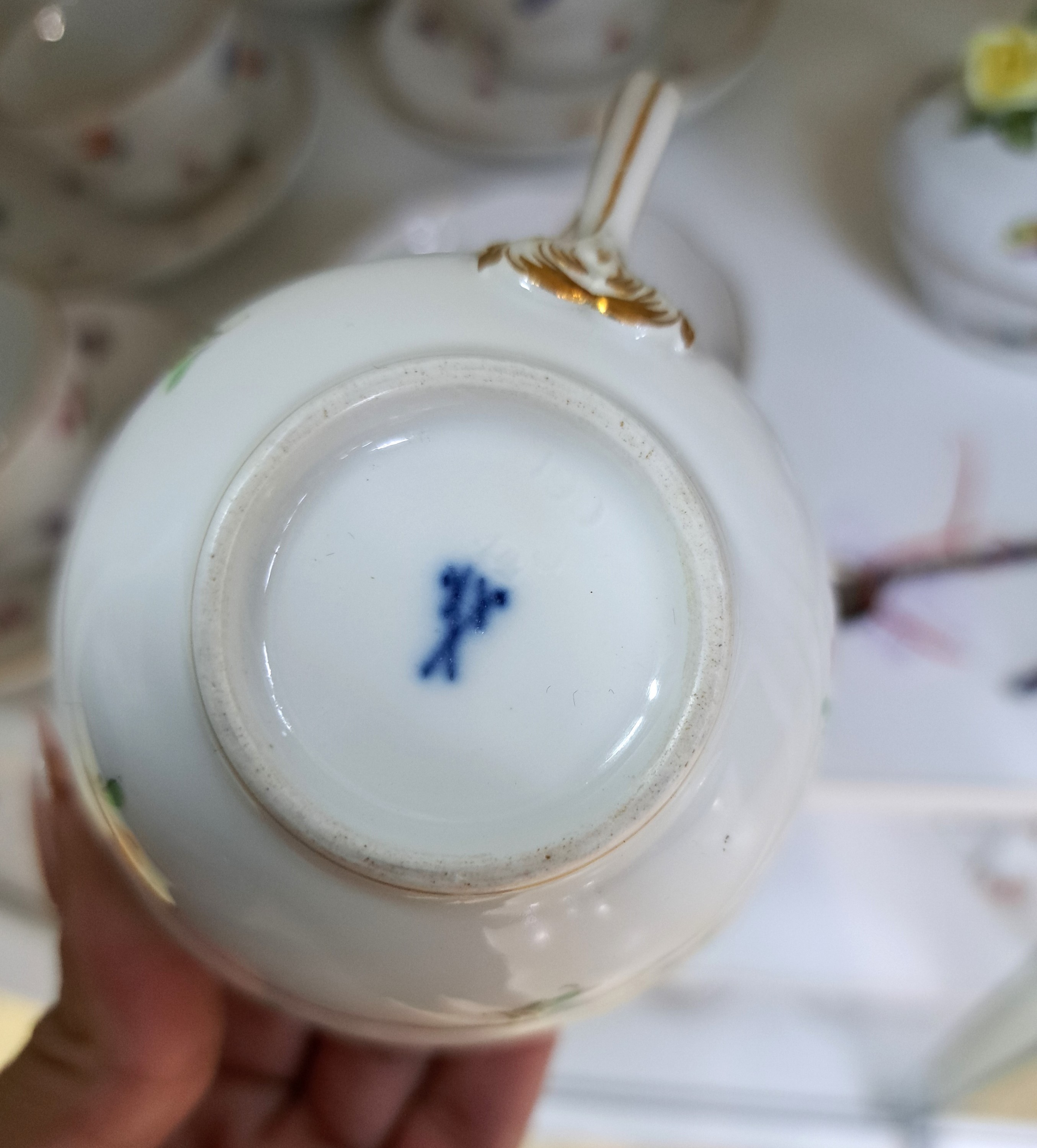 Detail c: 5 Kaffeetassen mit UT, Meissen, Knaufzeit, gestreute Blumen, Porzellan, Goldstaffage, handbemalt, Gold berieben, Alterssp.