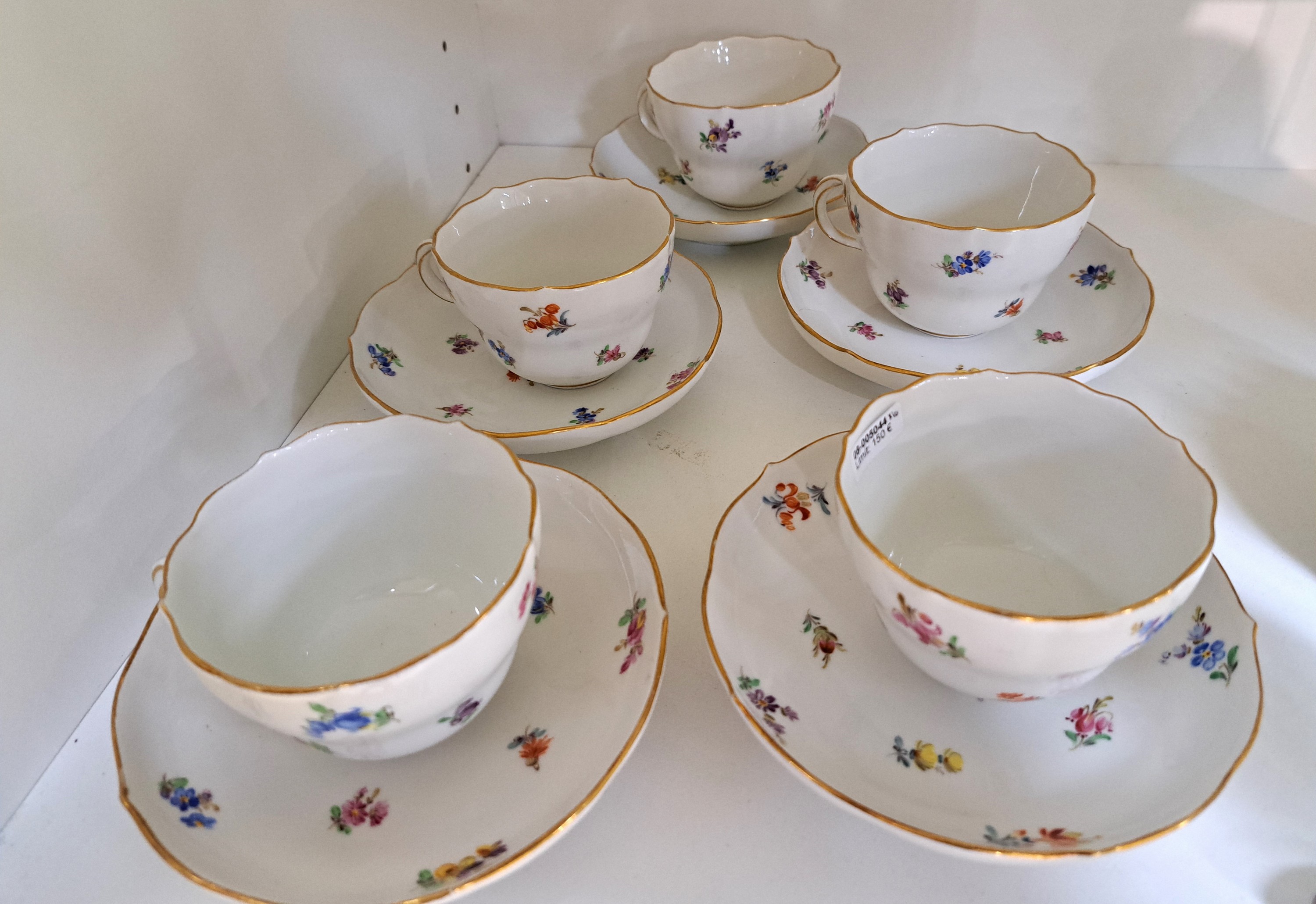 Detail d: 5 Kaffeetassen mit UT, Meissen, Knaufzeit, gestreute Blumen, Porzellan, Goldstaffage, handbemalt, Gold berieben, Alterssp.