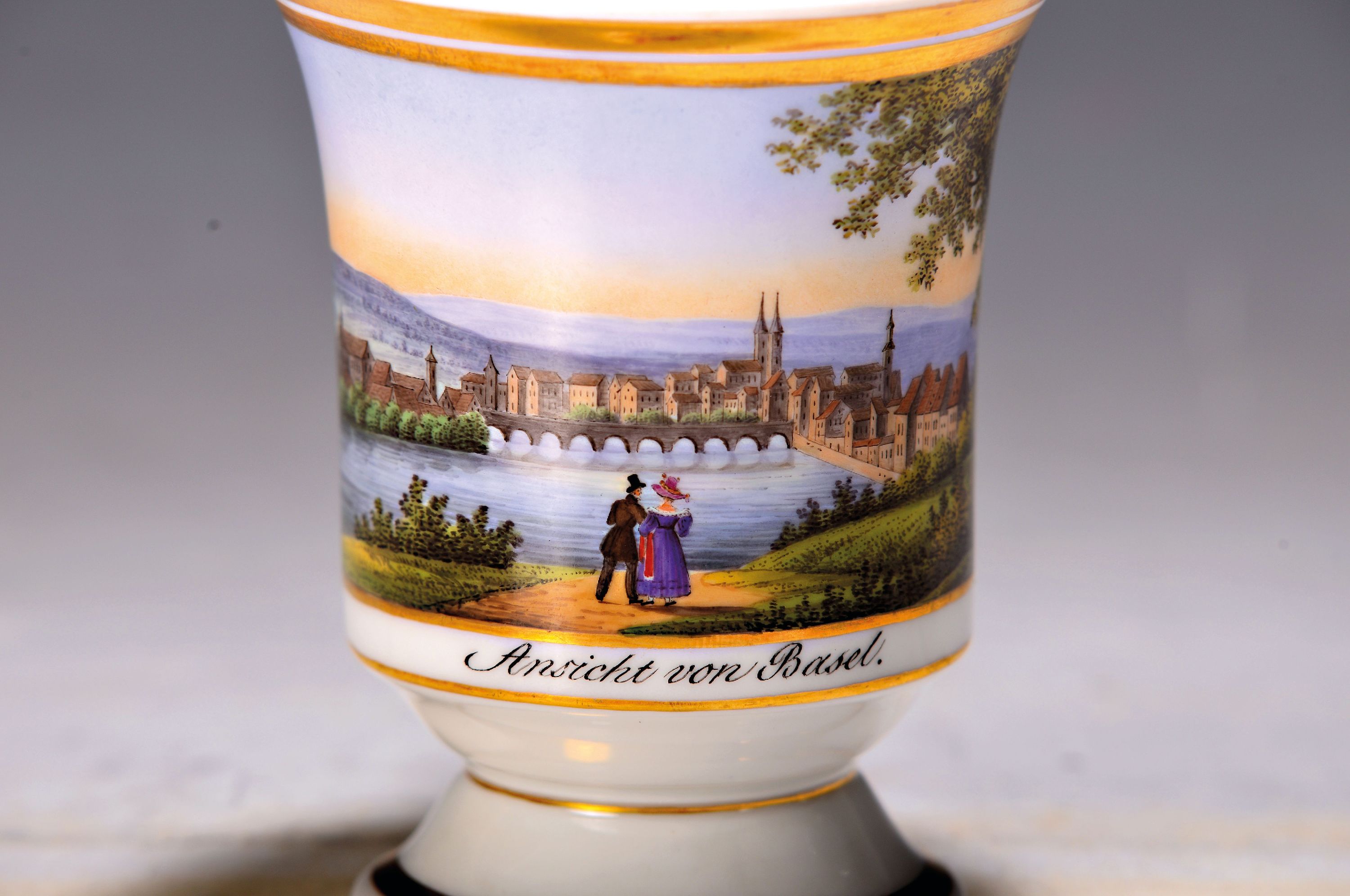 Detail a: Sammeltasse mit Ansicht von Basel, KPM Berlin, 1844-47, Porzellan, Goldstaffage, handbemalt, Panorama-Ansicht von Basel mit poussierendem Pärchen, ...