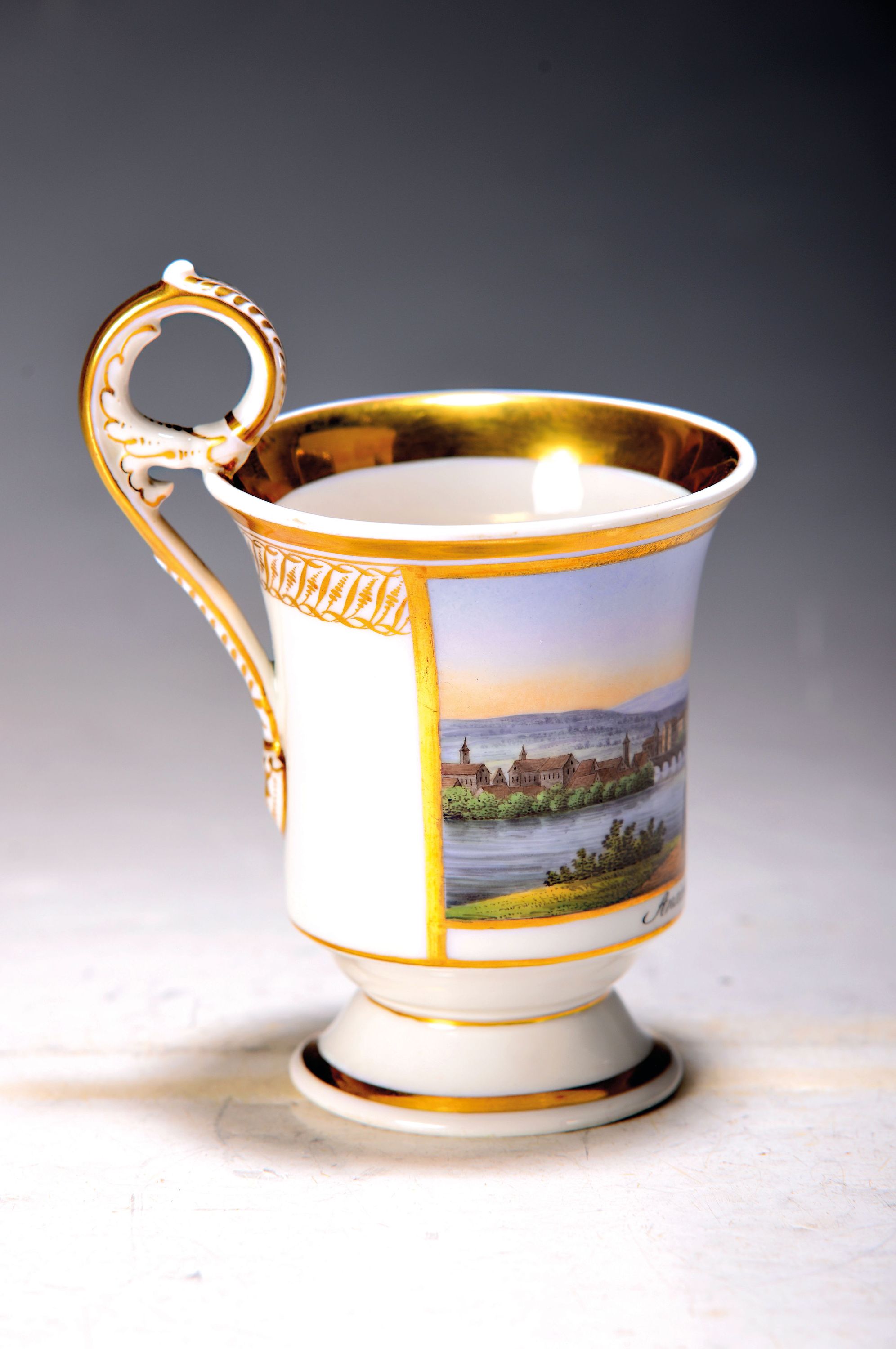 Detail b: Sammeltasse mit Ansicht von Basel, KPM Berlin, 1844-47, Porzellan, Goldstaffage, handbemalt, Panorama-Ansicht von Basel mit poussierendem Pärchen, ...
