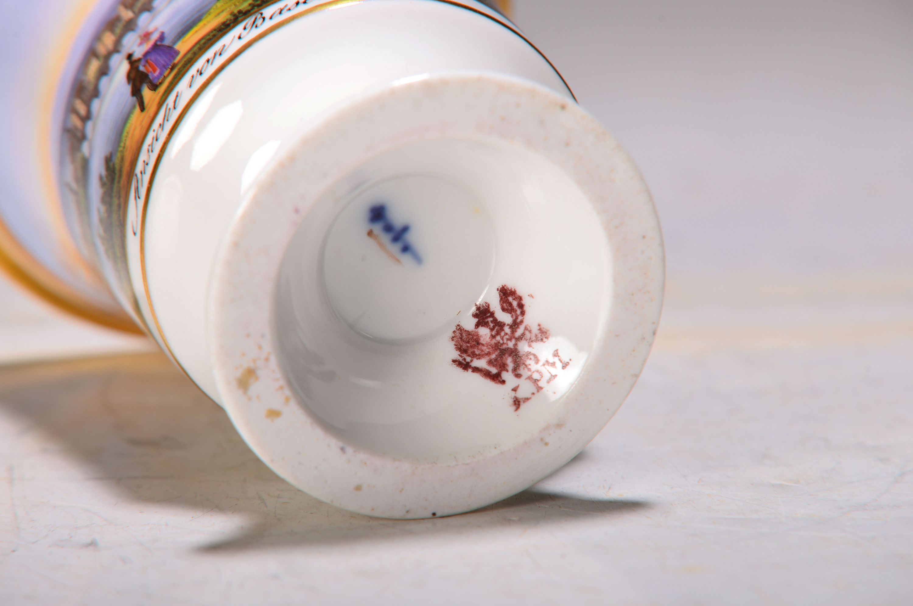 Detail c: Sammeltasse mit Ansicht von Basel, KPM Berlin, 1844-47, Porzellan, Goldstaffage, handbemalt, Panorama-Ansicht von Basel mit poussierendem Pärchen, ...