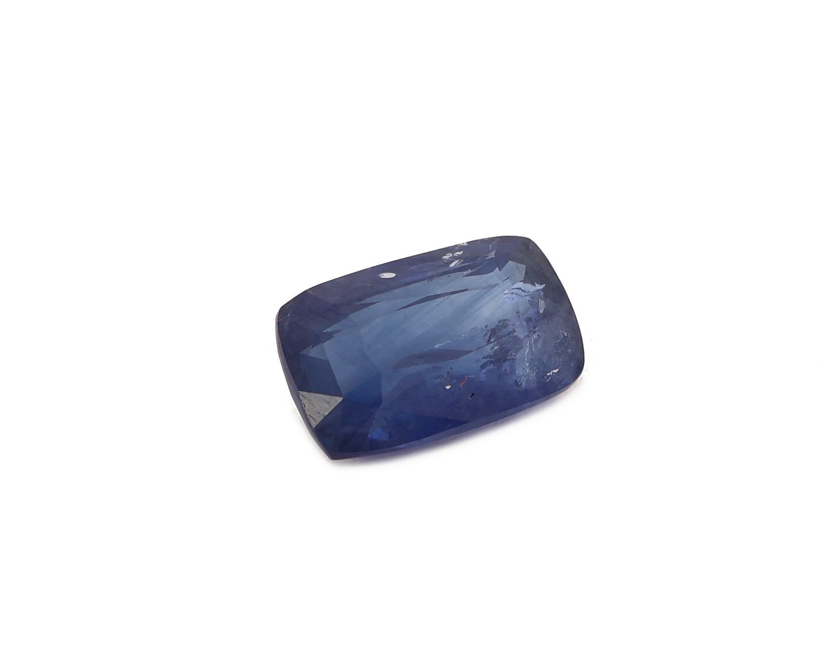 Detail a: Loser Saphir, 2.09 ct, Rectangular Cushion, Deep Blue, Anzeichen für Erhitzung, mit ALGT- Expertise