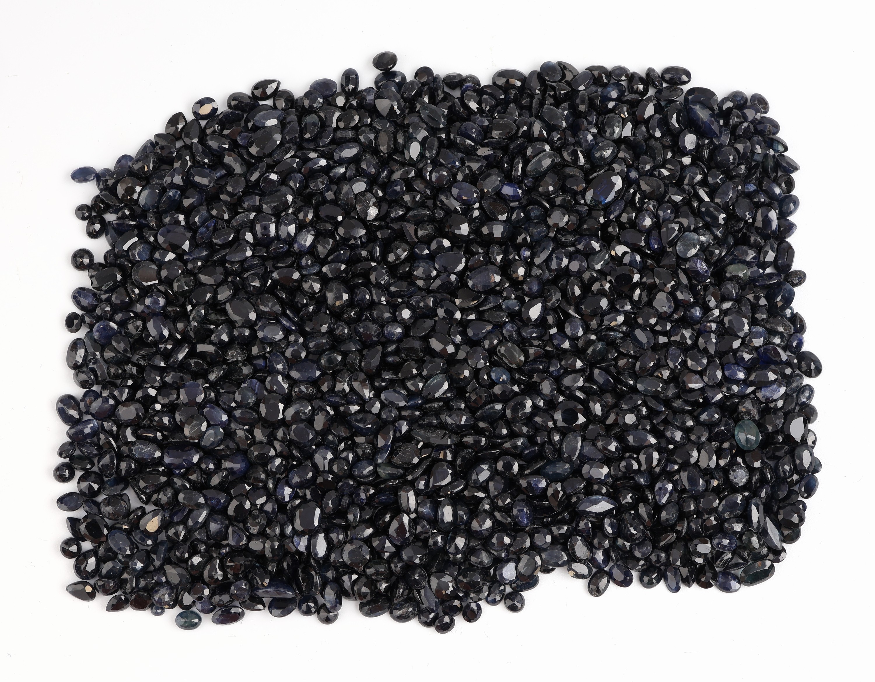 Lot lose Saphire, ca. 424.00 ct, versch. Schliffformen, Größen und Farbnuancen, Ausfassware, teilw. besch.