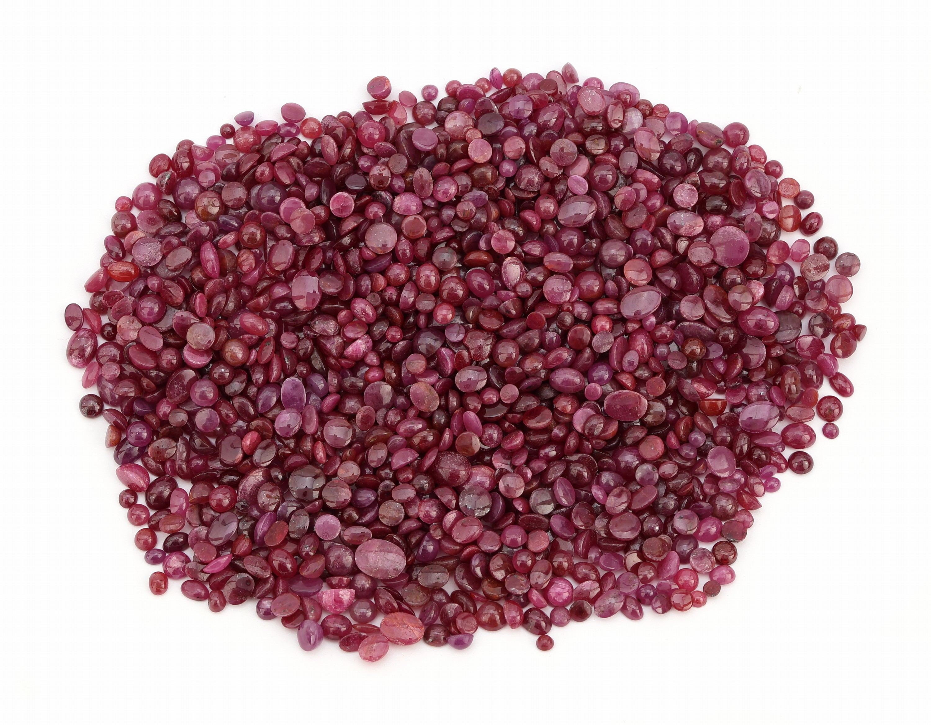 Lot lose Rubine, ca. 505.00 ct, Cabochons in versch. Größen, Formen und Farbnuancen, Ausfassware, teilw. besch.