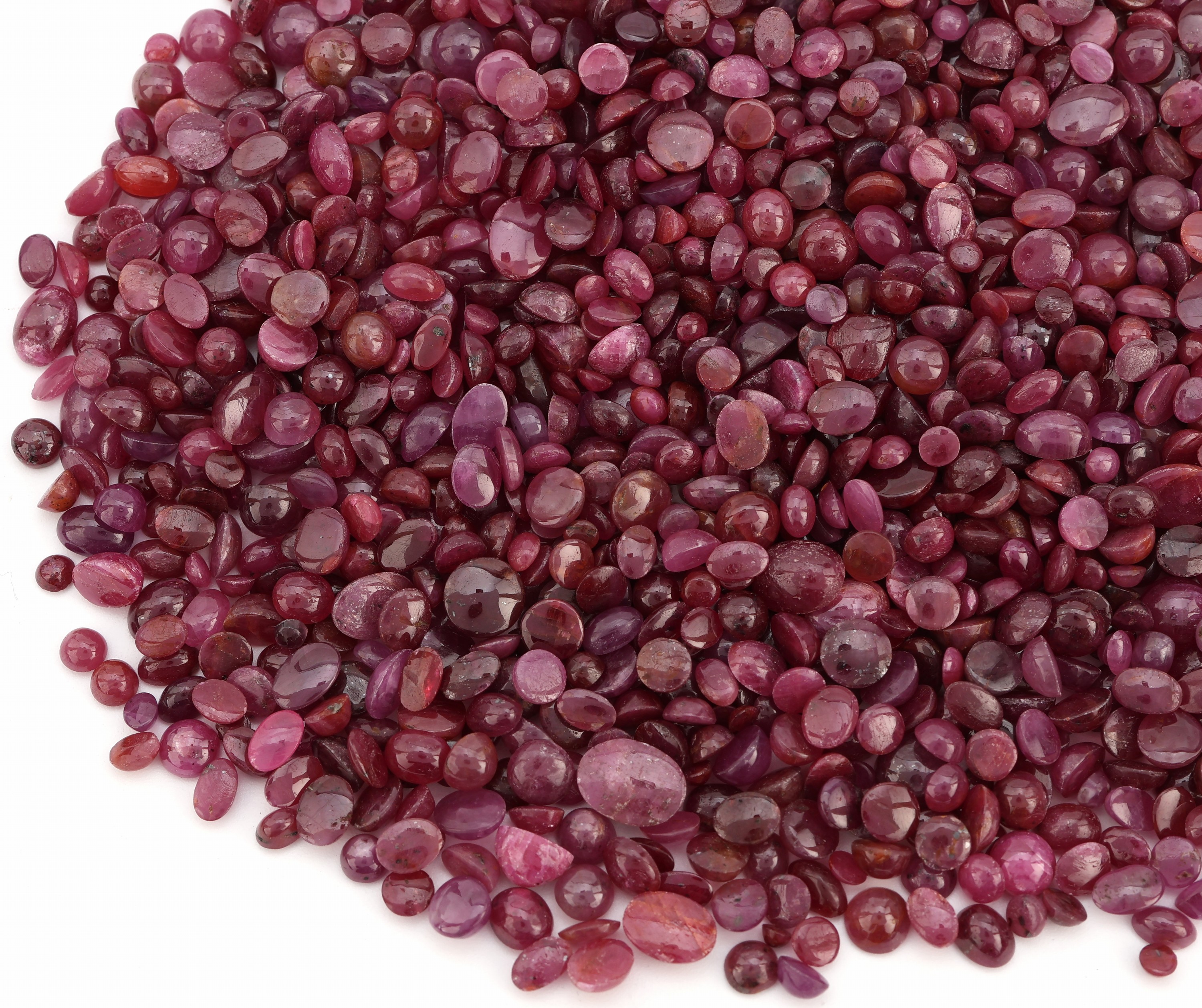 Detail a: Lot lose Rubine, ca. 505.00 ct, Cabochons in versch. Größen, Formen und Farbnuancen, Ausfassware, teilw. besch.