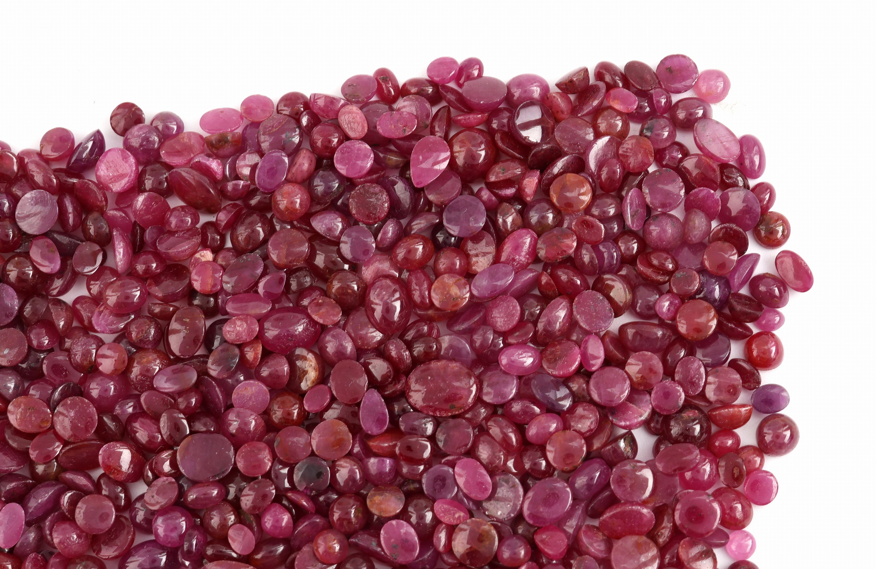 Detail a: Lot lose Rubine, ca. 402 ct, Cabochons in versch. Größen, Formen und Farbnuancen, Ausfassware, teilw. besch.