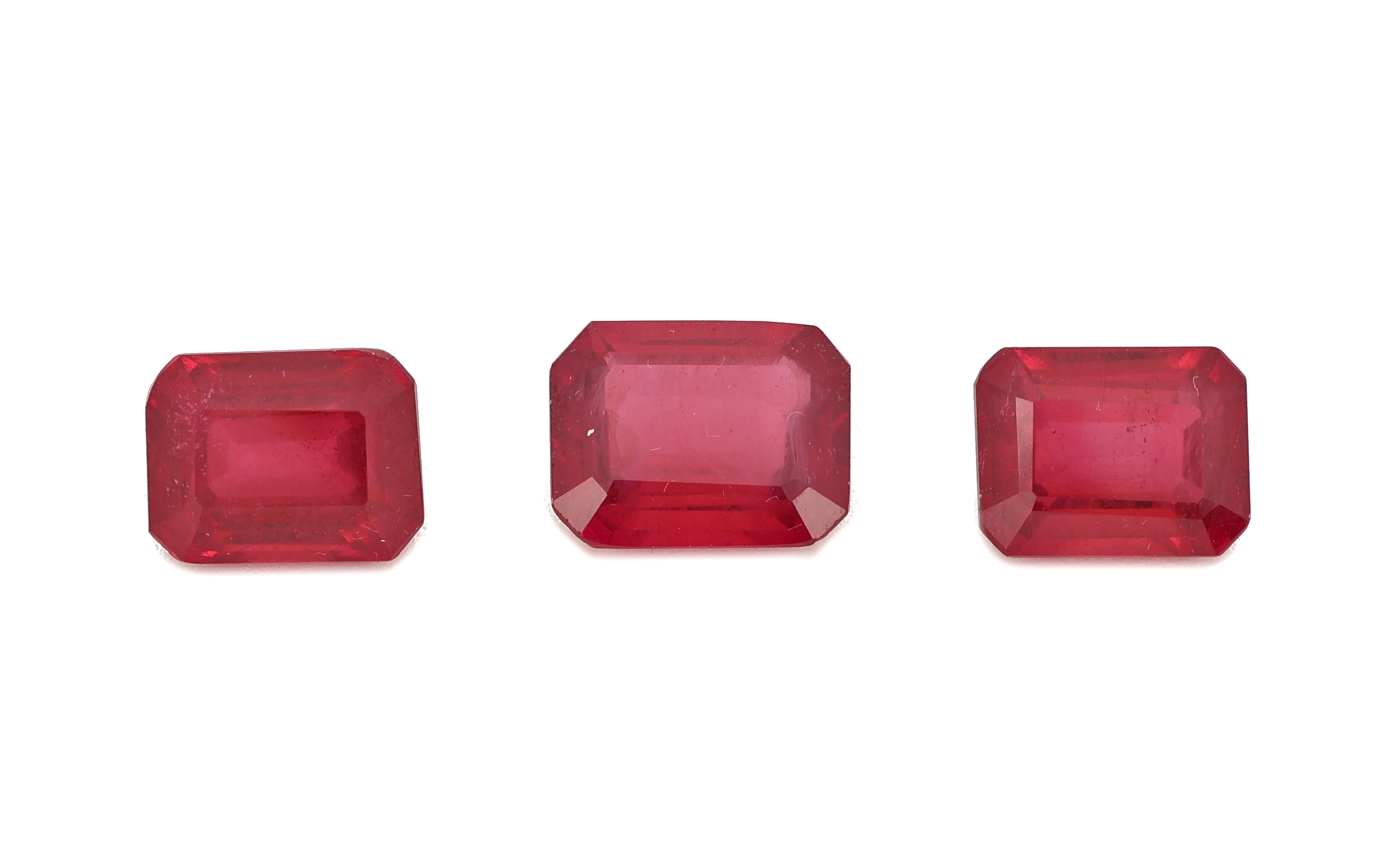 Lot 3 lose Rubine, ca. 13.72 ct, oktogonaler Treppenschliff, beh.