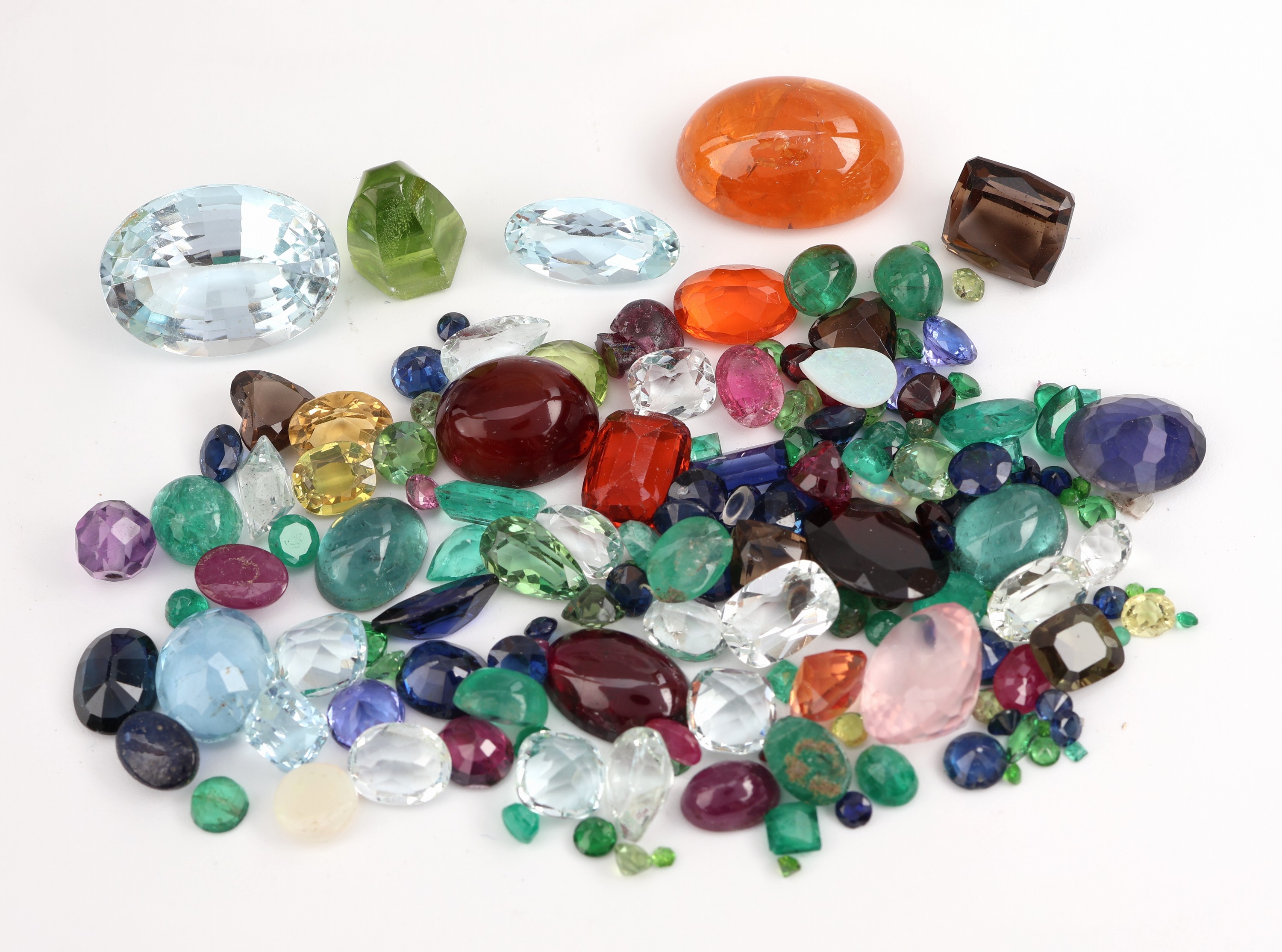 Lot lose Farbsteine, ca. 162.00 ct, u.a. Smaragde, Aquamarine, Saphire, Turmaline, versch. Schliffformen, Größen und Farben, Ausfassware, teilw. ...