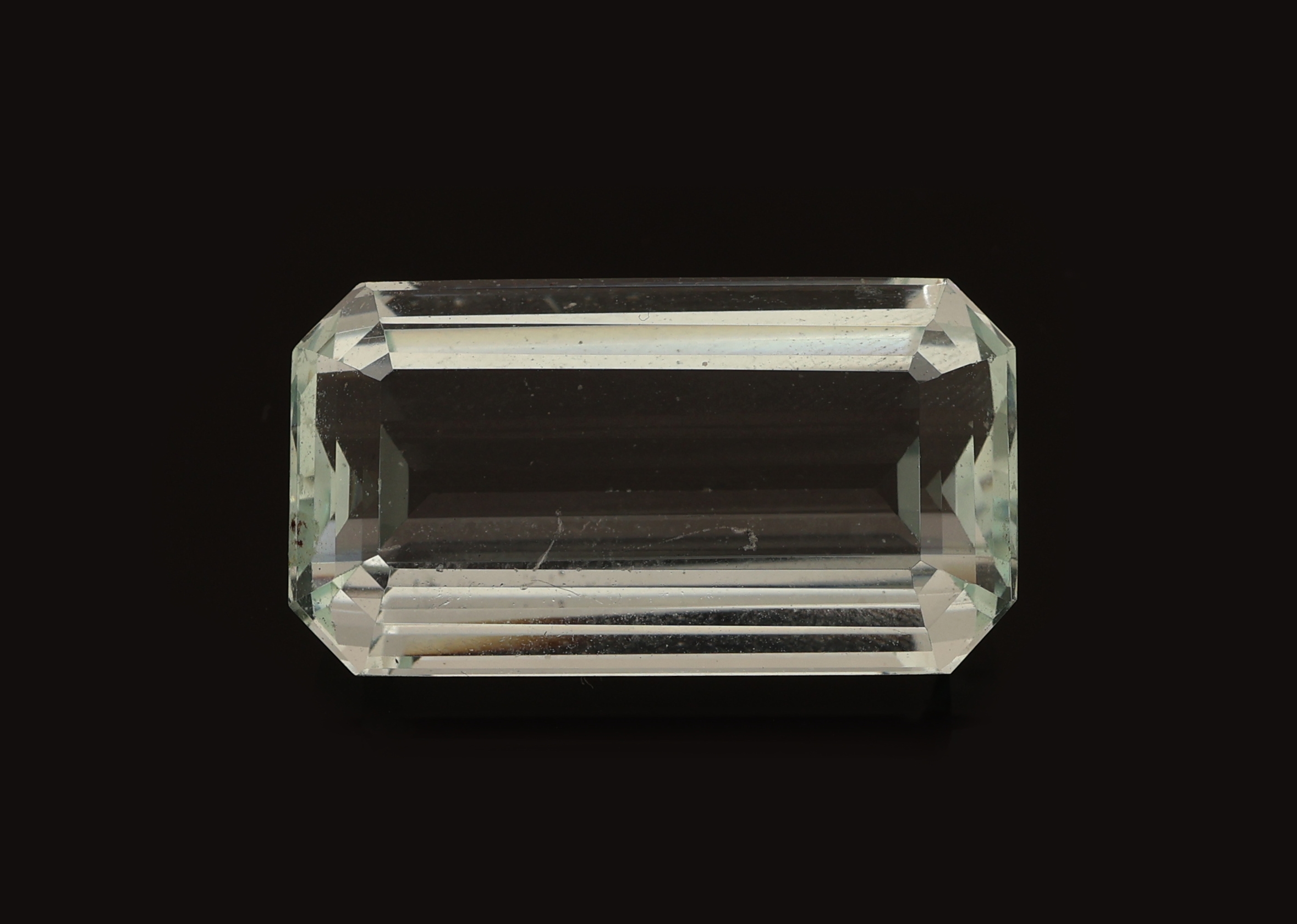 Detail a: Loser Aquamarin, ca. 29.5 ct, Treppenschliff, Kratzer auf Tafel