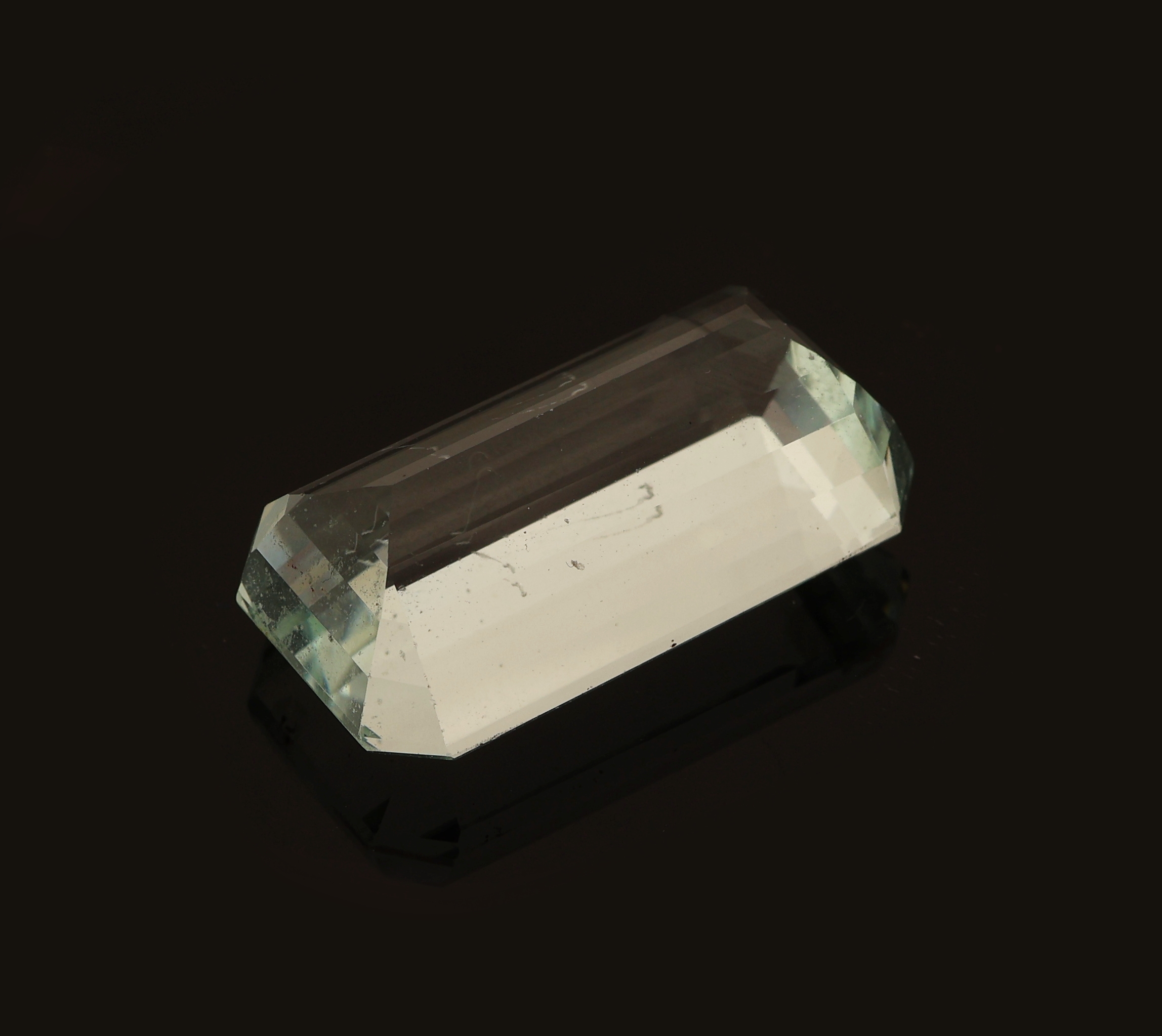 Detail b: Loser Aquamarin, ca. 29.5 ct, Treppenschliff, Kratzer auf Tafel