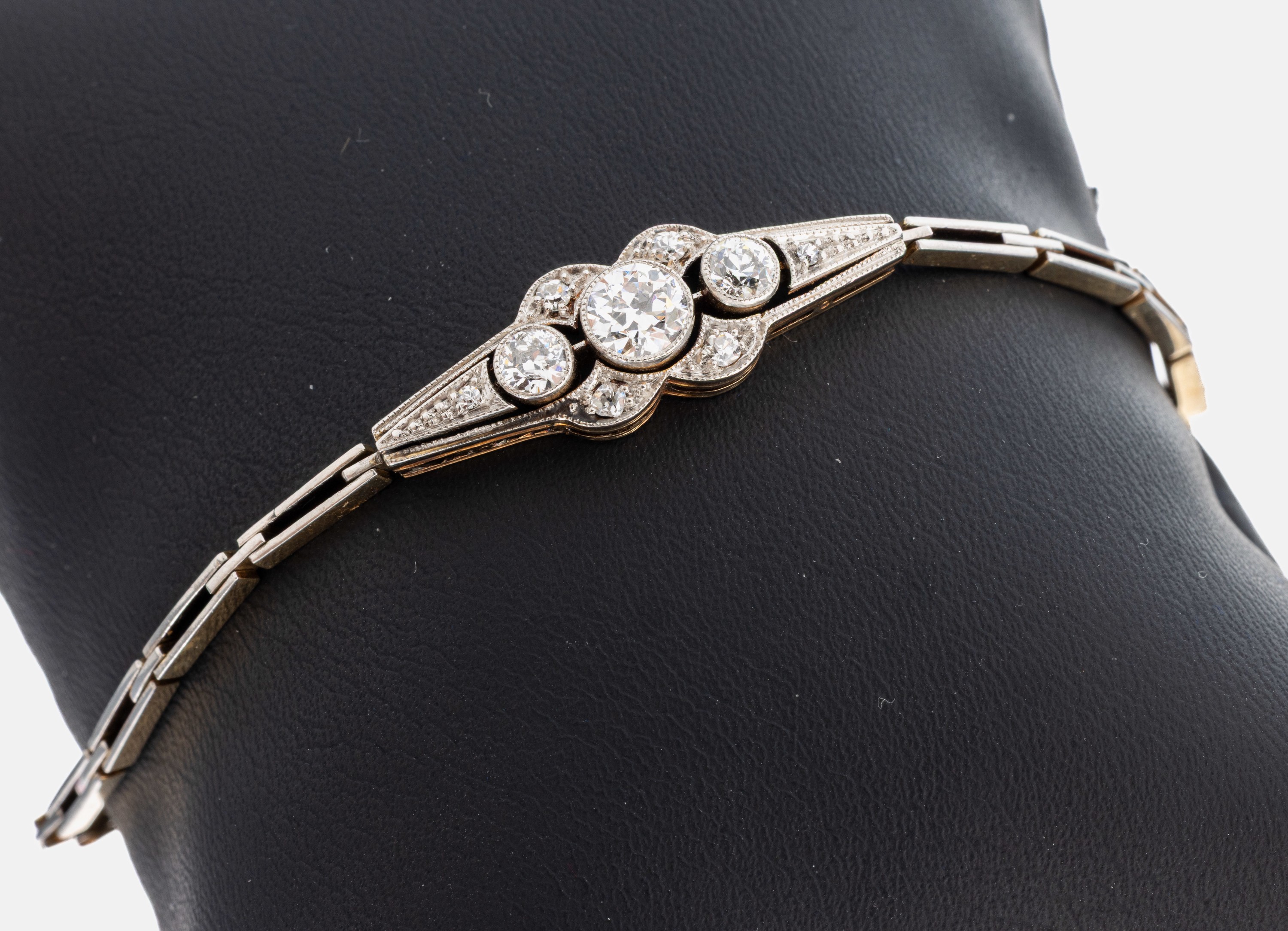 14 kt Gold Jugendstil Brillant-Armband, um 1900, GG 585/000 und Platin, mittig Altschliffdiamant ca. 0.55 ct Weiß/vs, 8 Altschliffdiamanten zus. ...