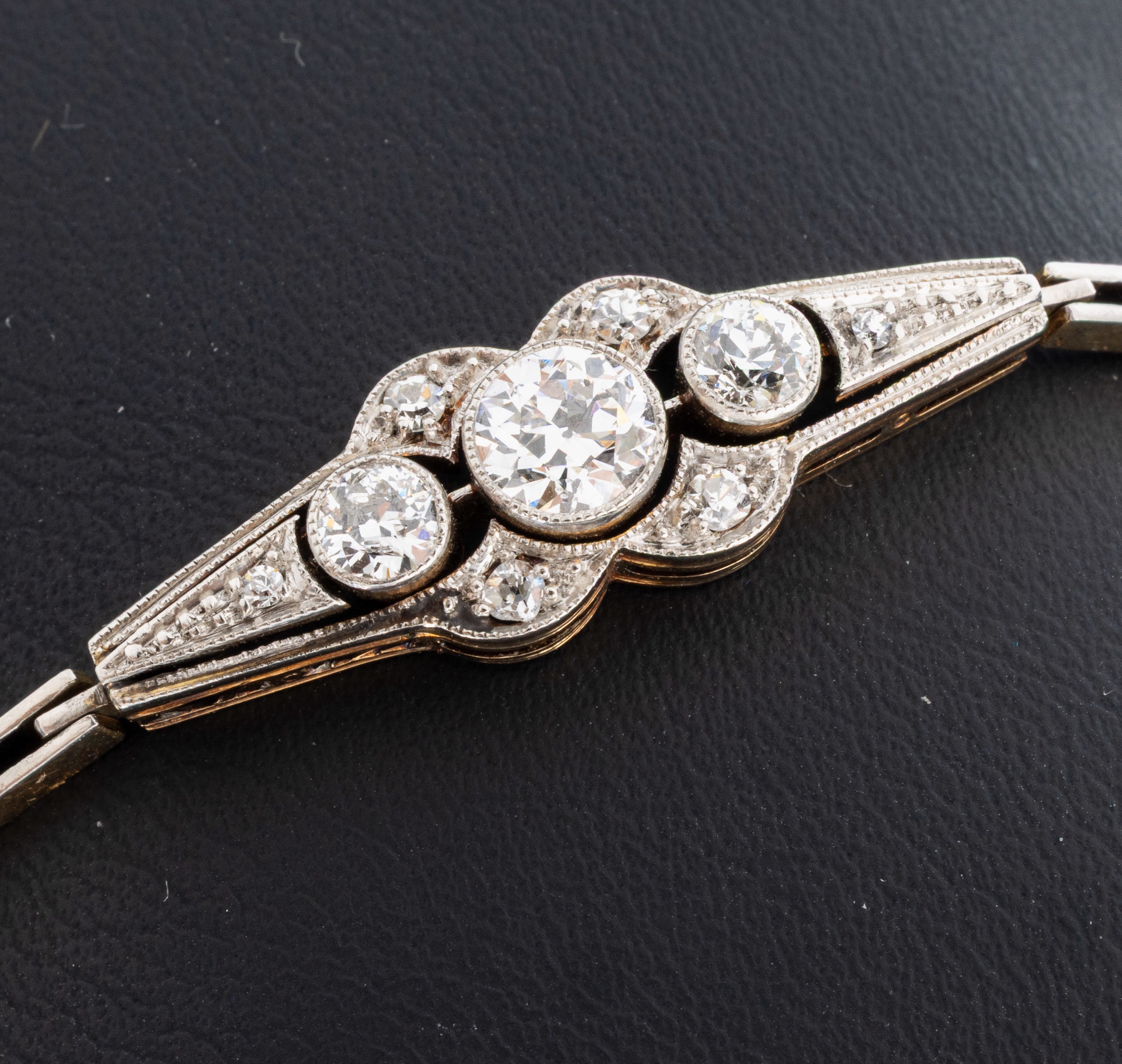 Detail a: 14 kt Gold Jugendstil Brillant-Armband, um 1900, GG 585/000 und Platin, mittig Altschliffdiamant ca. 0.55 ct Weiß/vs, 8 Altschliffdiamanten zus. ...