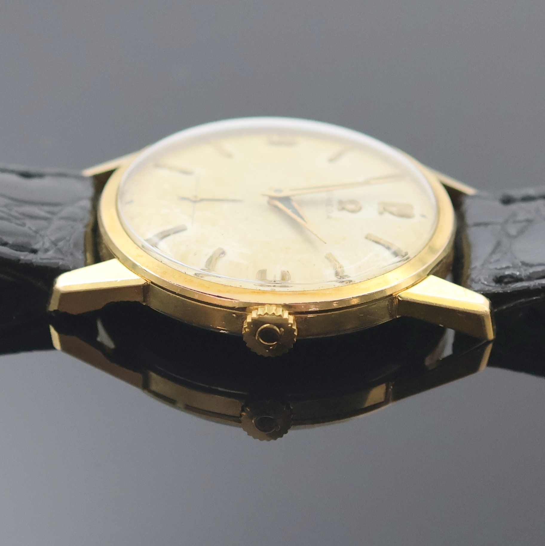 Detail b: Omega Herrenarmbanduhr Referenz 14391-62, Handaufzug, Schweiz um 1962, verg. Geh., Edelstahlboden aufgedr., silb. Zifferbl. m. aufgel. Indizes ...