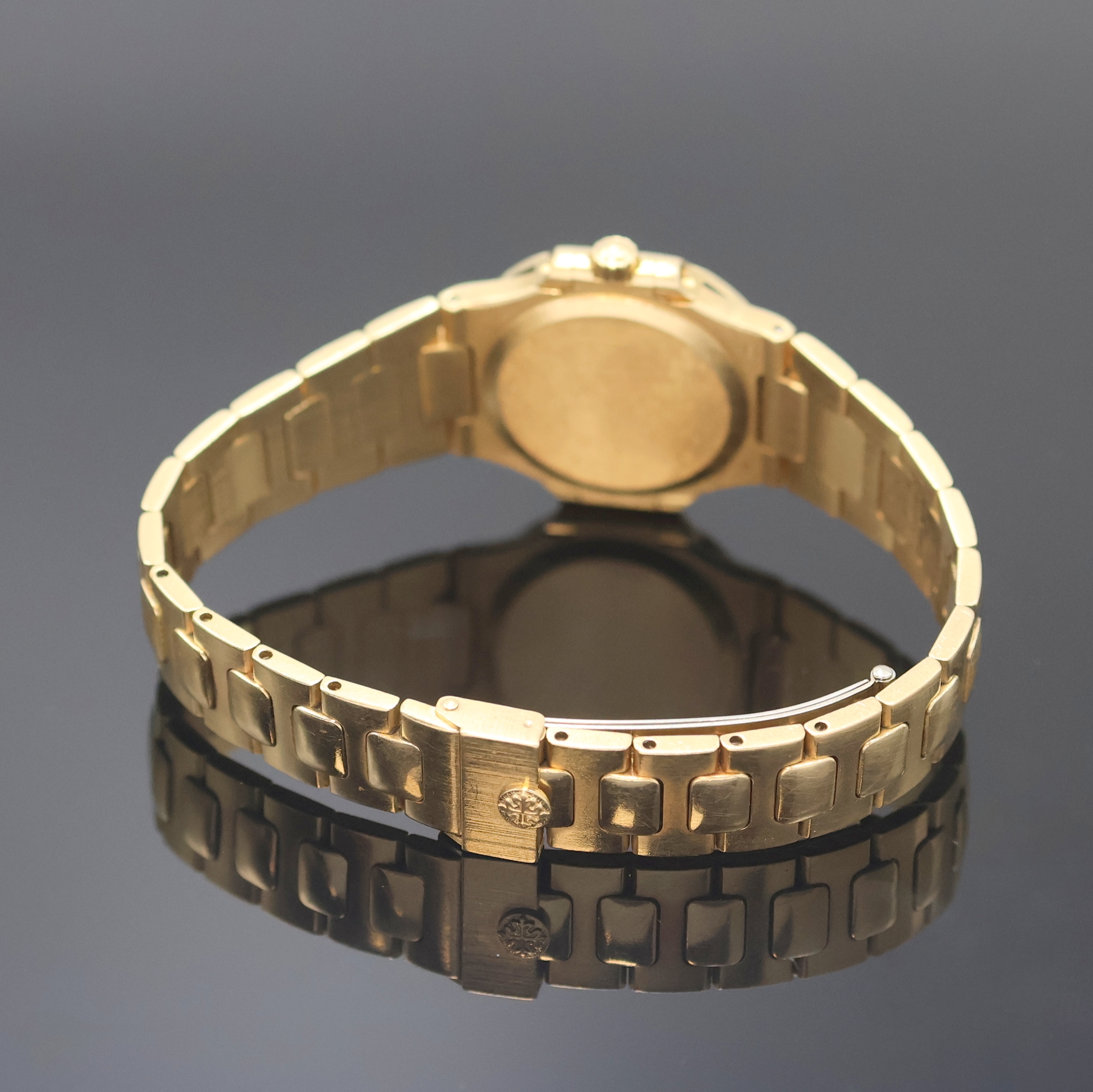 Detail b: PATEK PHILIPPE feine Damenarmbanduhr Modellserie Nautilus in GG 750/000 Referenz 4700/1, Schweiz um 1990, quarz, seitl. 4- fach verschr. Geh. inkl. ...