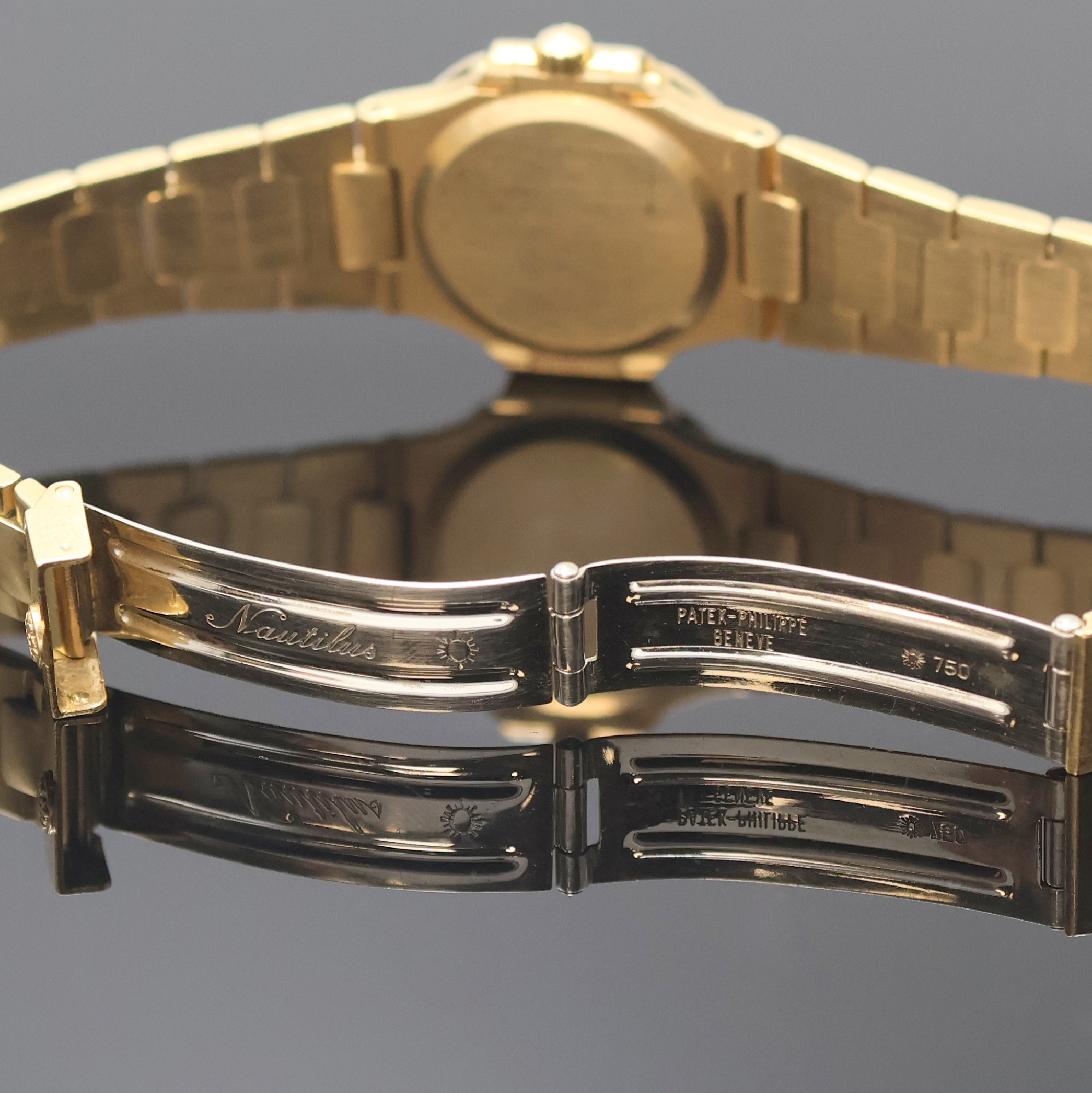Detail c: PATEK PHILIPPE feine Damenarmbanduhr Modellserie Nautilus in GG 750/000 Referenz 4700/1, Schweiz um 1990, quarz, seitl. 4- fach verschr. Geh. inkl. ...