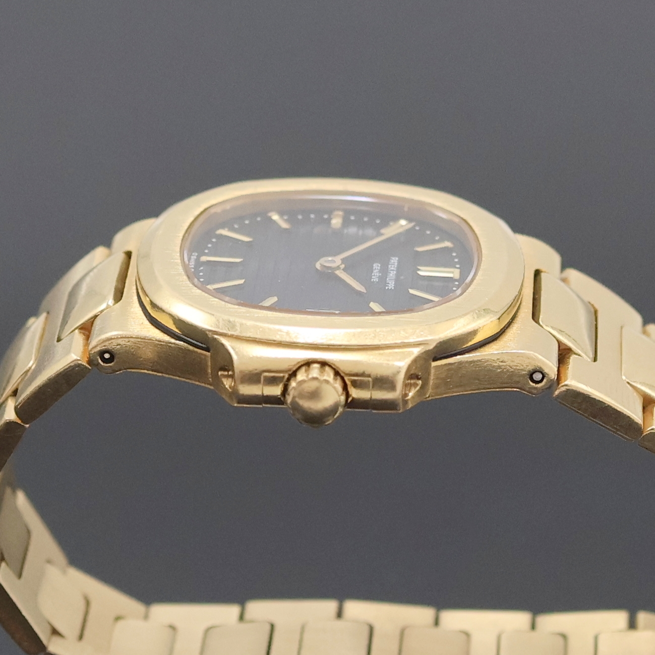 Detail d: PATEK PHILIPPE feine Damenarmbanduhr Modellserie Nautilus in GG 750/000 Referenz 4700/1, Schweiz um 1990, quarz, seitl. 4- fach verschr. Geh. inkl. ...