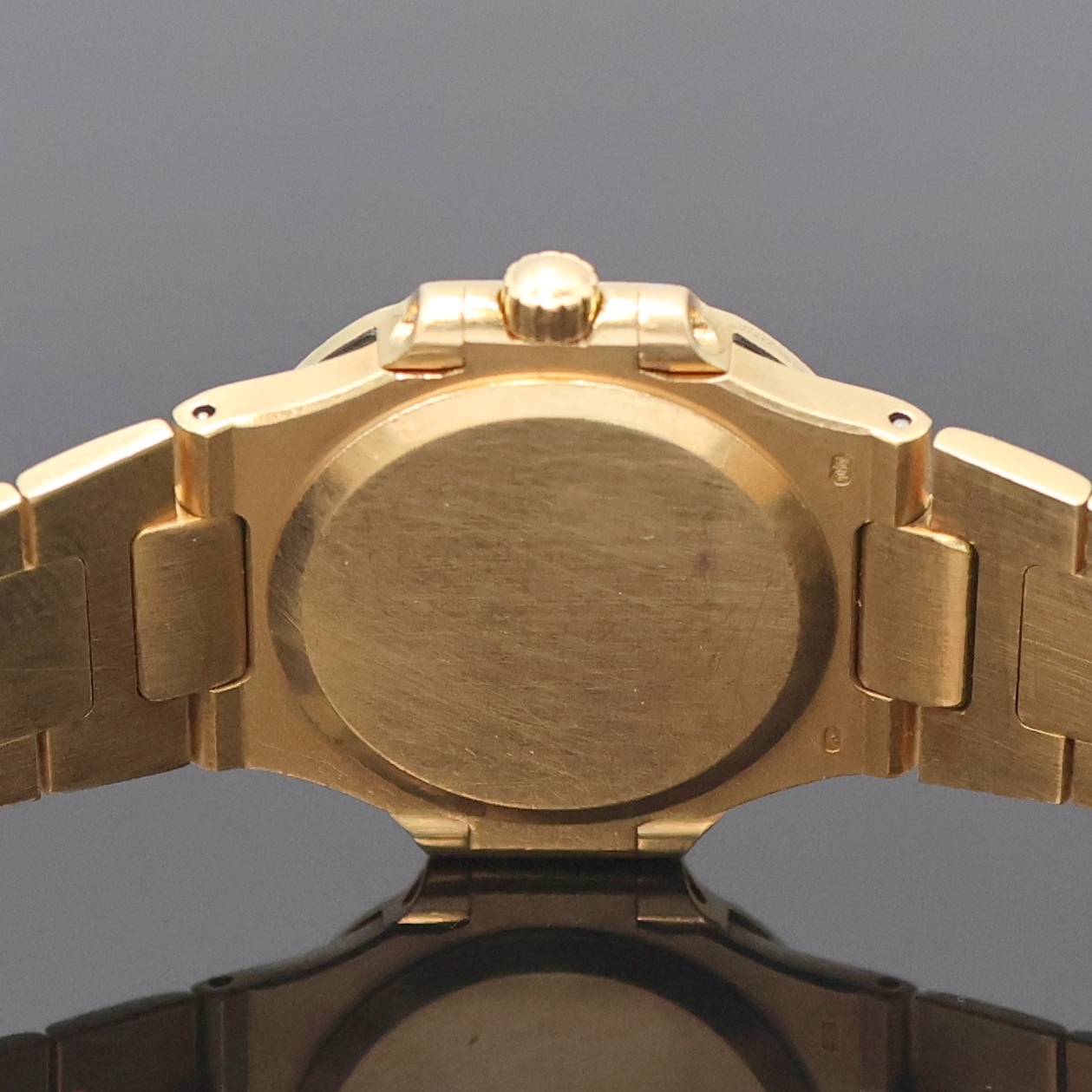 Detail e: PATEK PHILIPPE feine Damenarmbanduhr Modellserie Nautilus in GG 750/000 Referenz 4700/1, Schweiz um 1990, quarz, seitl. 4- fach verschr. Geh. inkl. ...