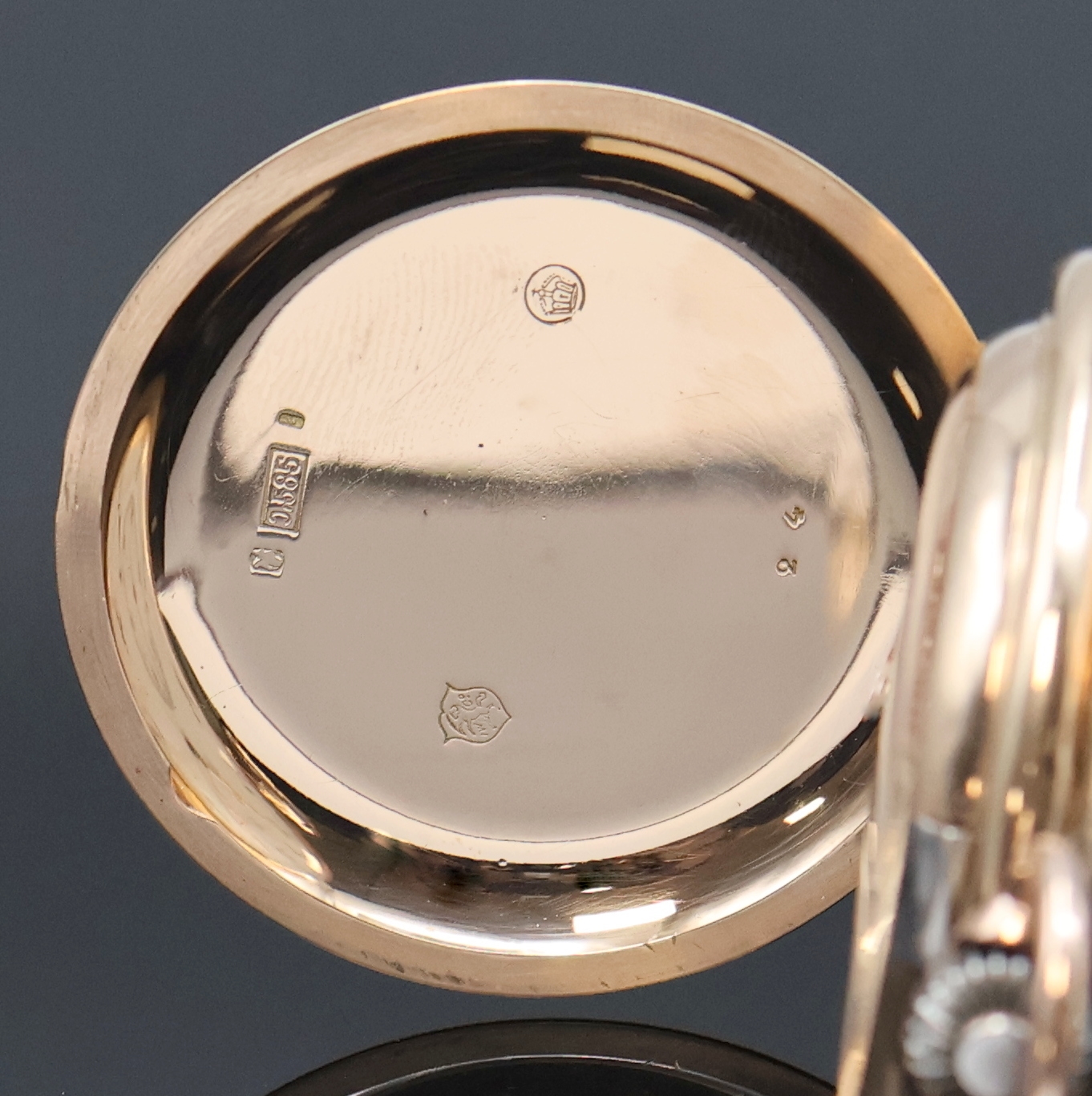 Detail a: IWC Savonette Herrentaschenuhr in RG 585/000, Schweiz laut beil. Kopie vom Stammbuchauszug verkauft um 1892, guill. 3- Deckel Goldgeh., Sprungdeckel ...
