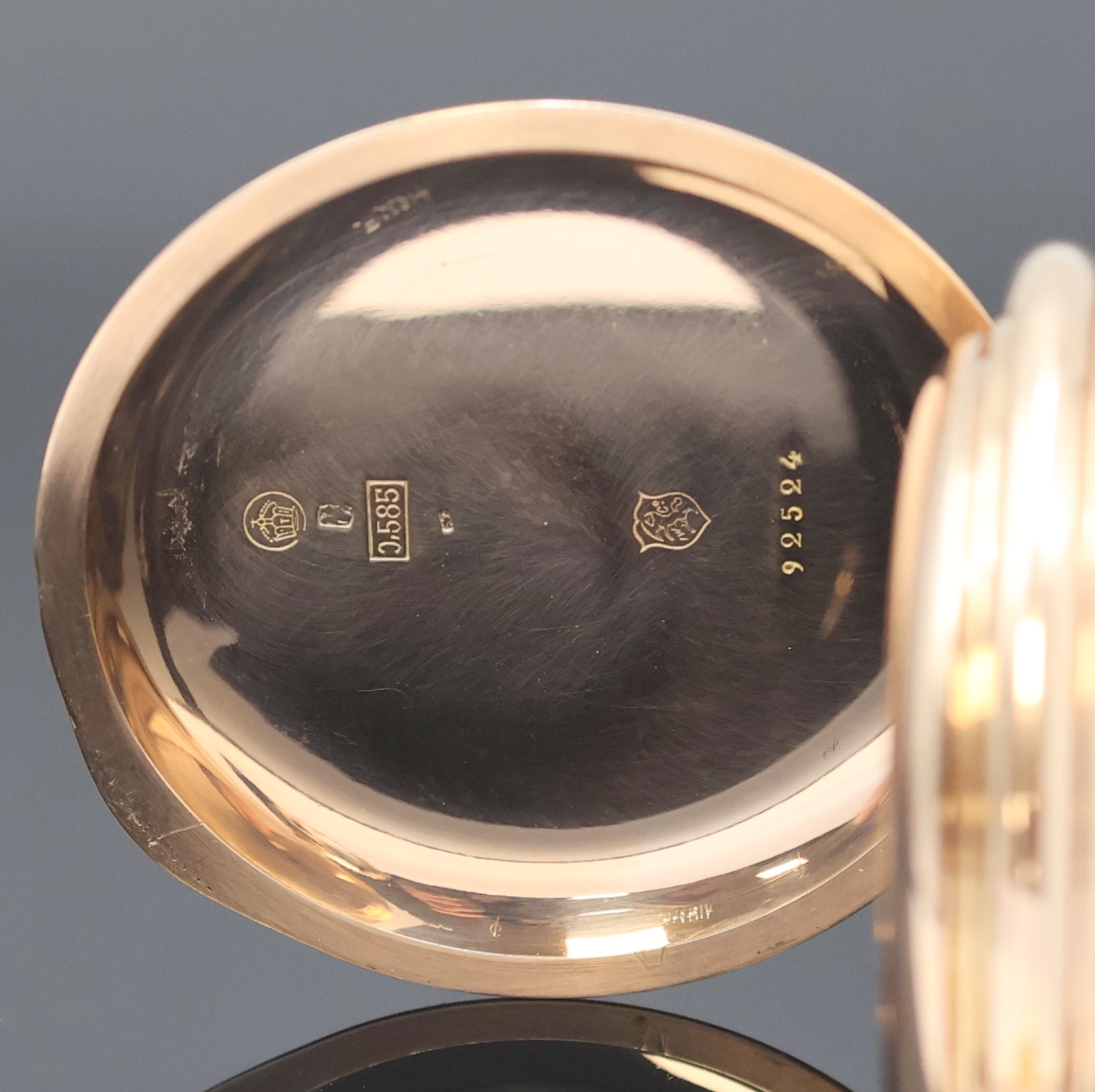 Detail d: IWC Savonette Herrentaschenuhr in RG 585/000, Schweiz laut beil. Kopie vom Stammbuchauszug verkauft um 1892, guill. 3- Deckel Goldgeh., Sprungdeckel ...