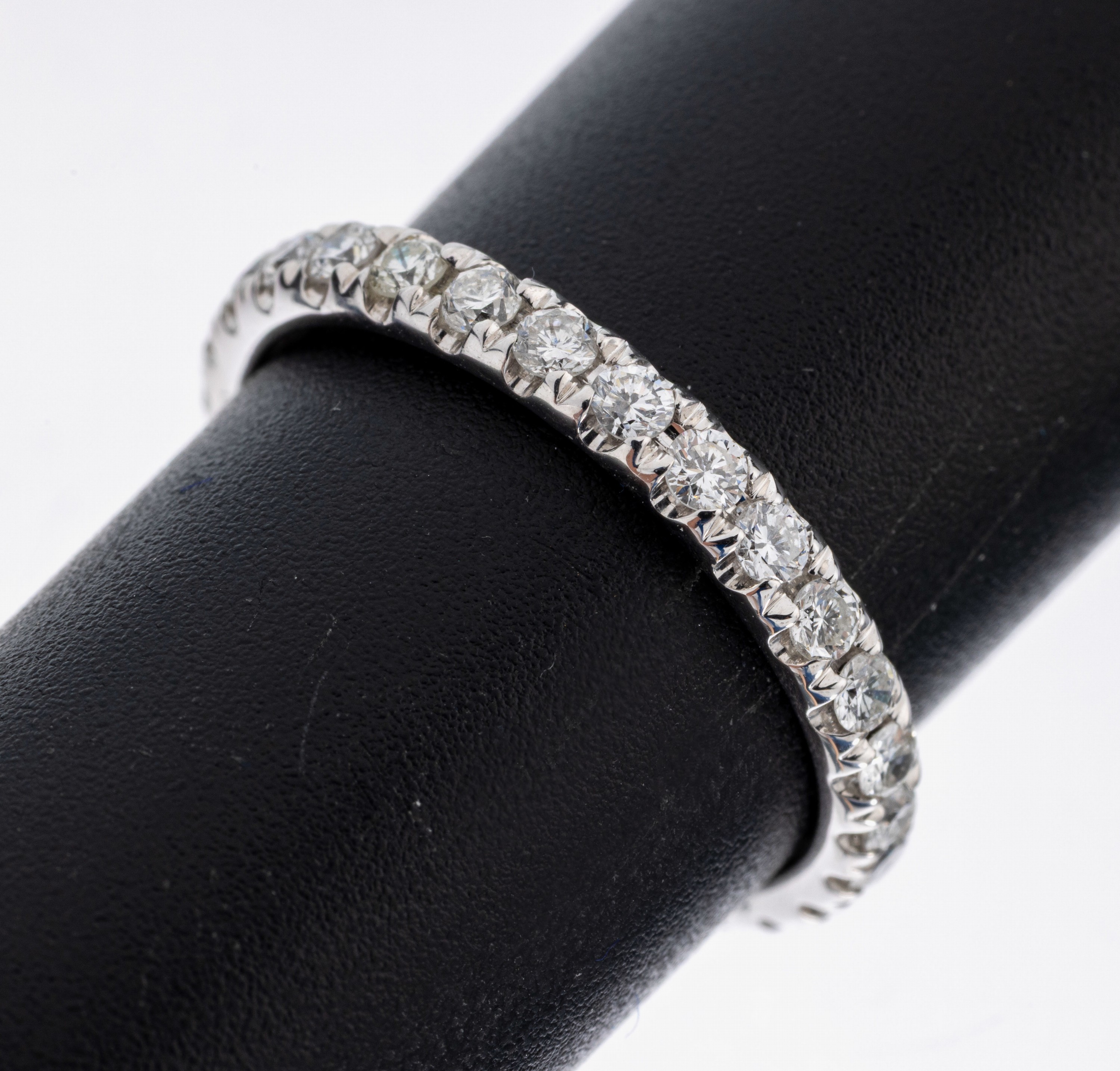 Image 26964783 - 14 kt Gold Brillant-Memoryring, WG 585/000,28 Brillanten zus. ca. 0.81 ct (grav.) ...