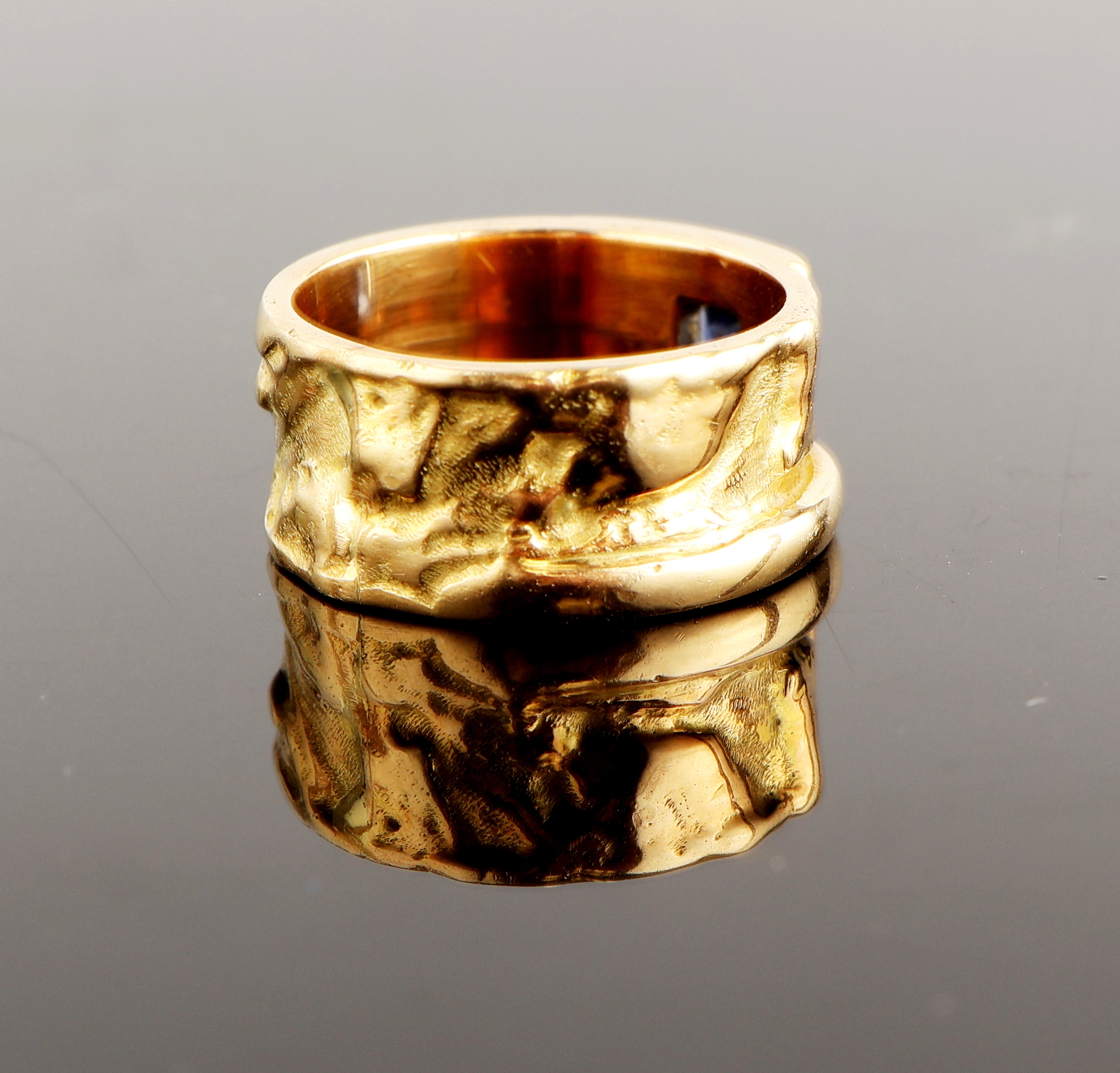 Detail c: 18 kt Gold Saphir-Ring, GG 750/000 gepr., facett. Saphir-Rechteck ca. 0.40 ct, Oberfläche strukt., RW 53, ca. 9.3 g