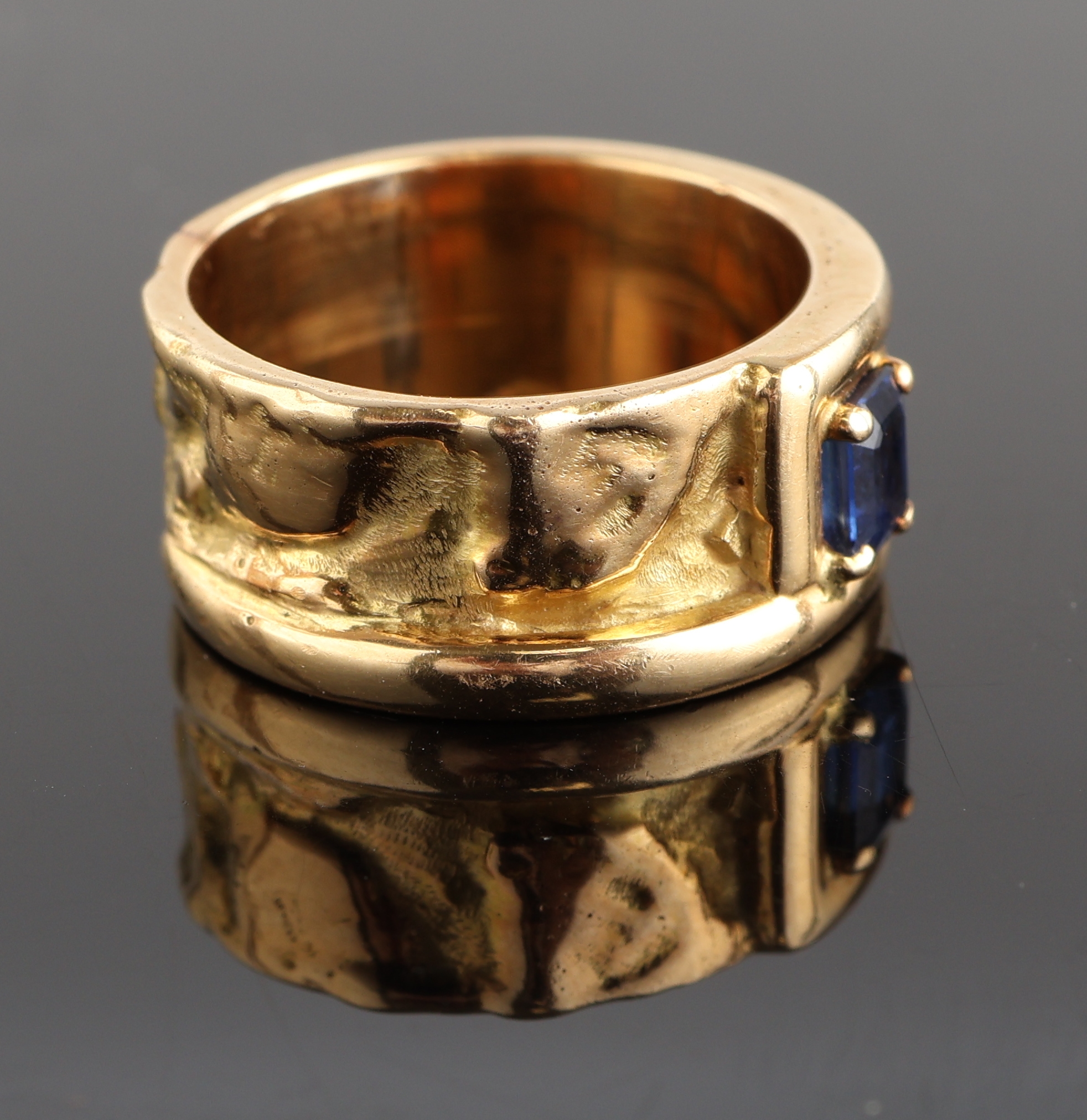 Detail d: 18 kt Gold Saphir-Ring, GG 750/000 gepr., facett. Saphir-Rechteck ca. 0.40 ct, Oberfläche strukt., RW 53, ca. 9.3 g