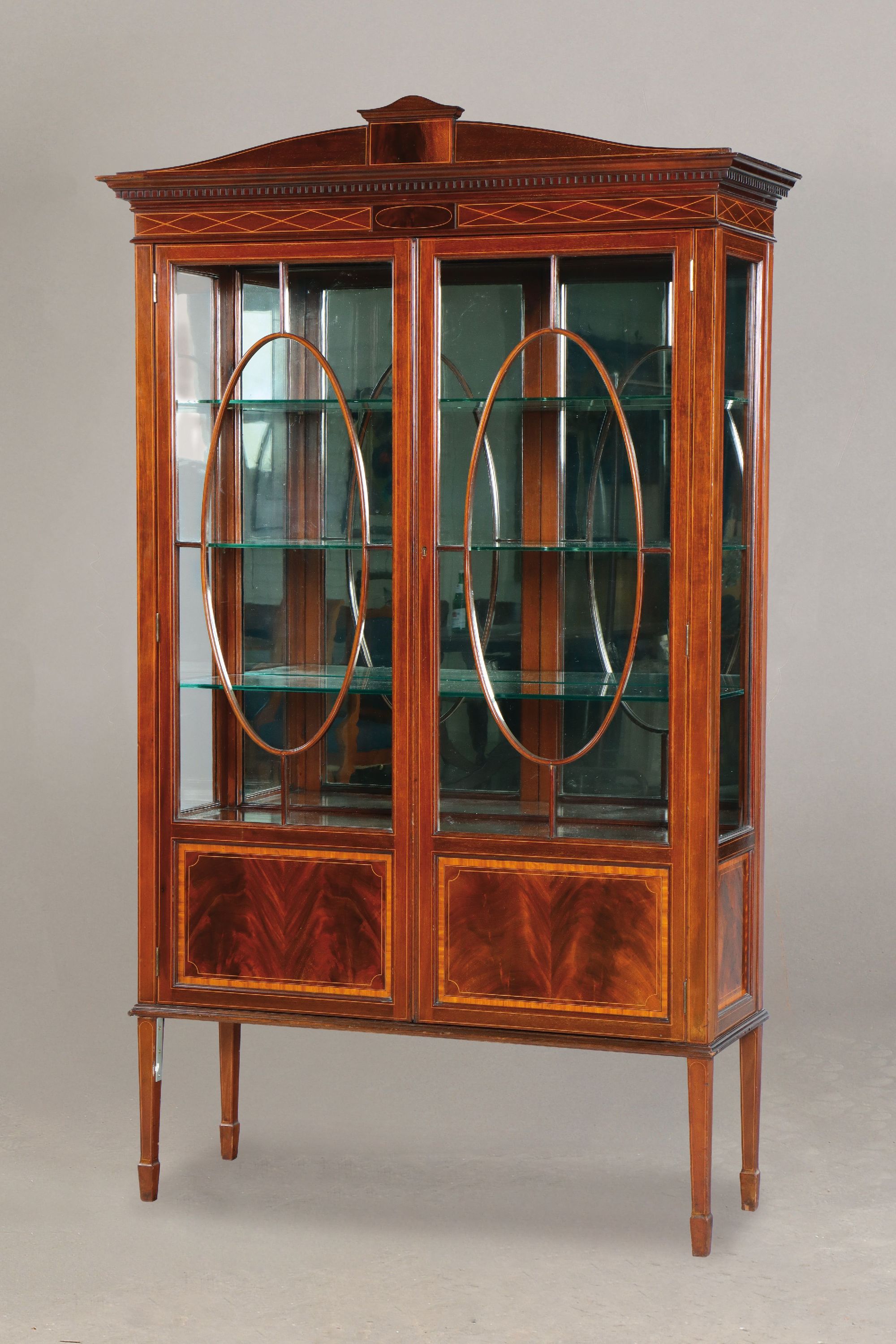Vitrine, England, um 1900, Mahagonifurnier, Fadenintarsien, Seiten und Front verglast, Innenrückseite mit Spiegel, 2-türig, 1 Schlüssel, ca. ...