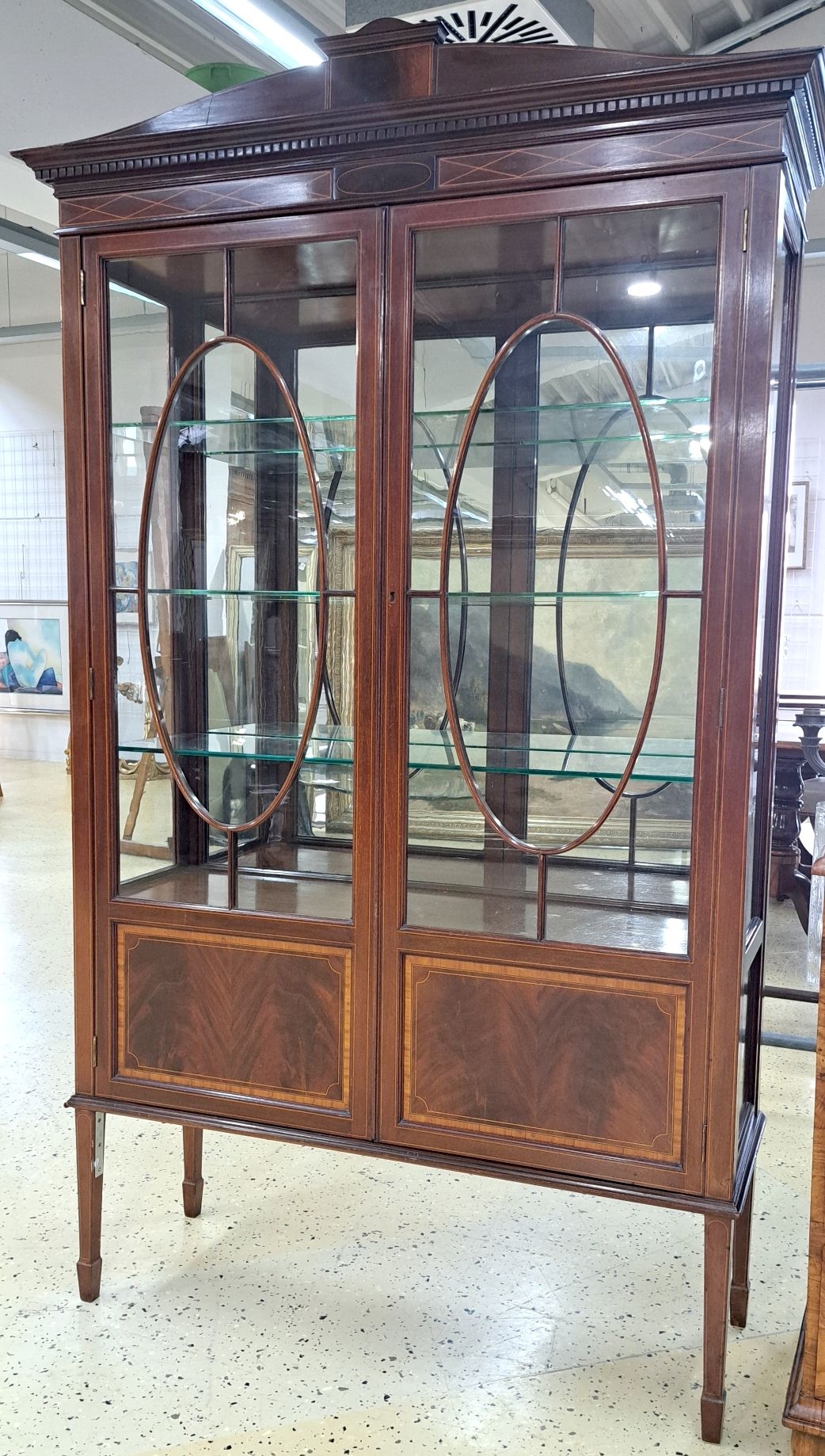 Detail a: Vitrine, England, um 1900, Mahagonifurnier, Fadenintarsien, Seiten und Front verglast, Innenrückseite mit Spiegel, 2-türig, 1 Schlüssel, ca. ...