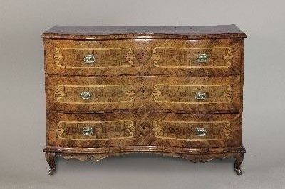 Detail a: Barockkommode, süddeutsch, um 1760/70, Nußbaum, furniert, Einlagen in Bandelwerk, Würfelparkett und Vogel, klassizistische Beschläge sekundär, 1 ...