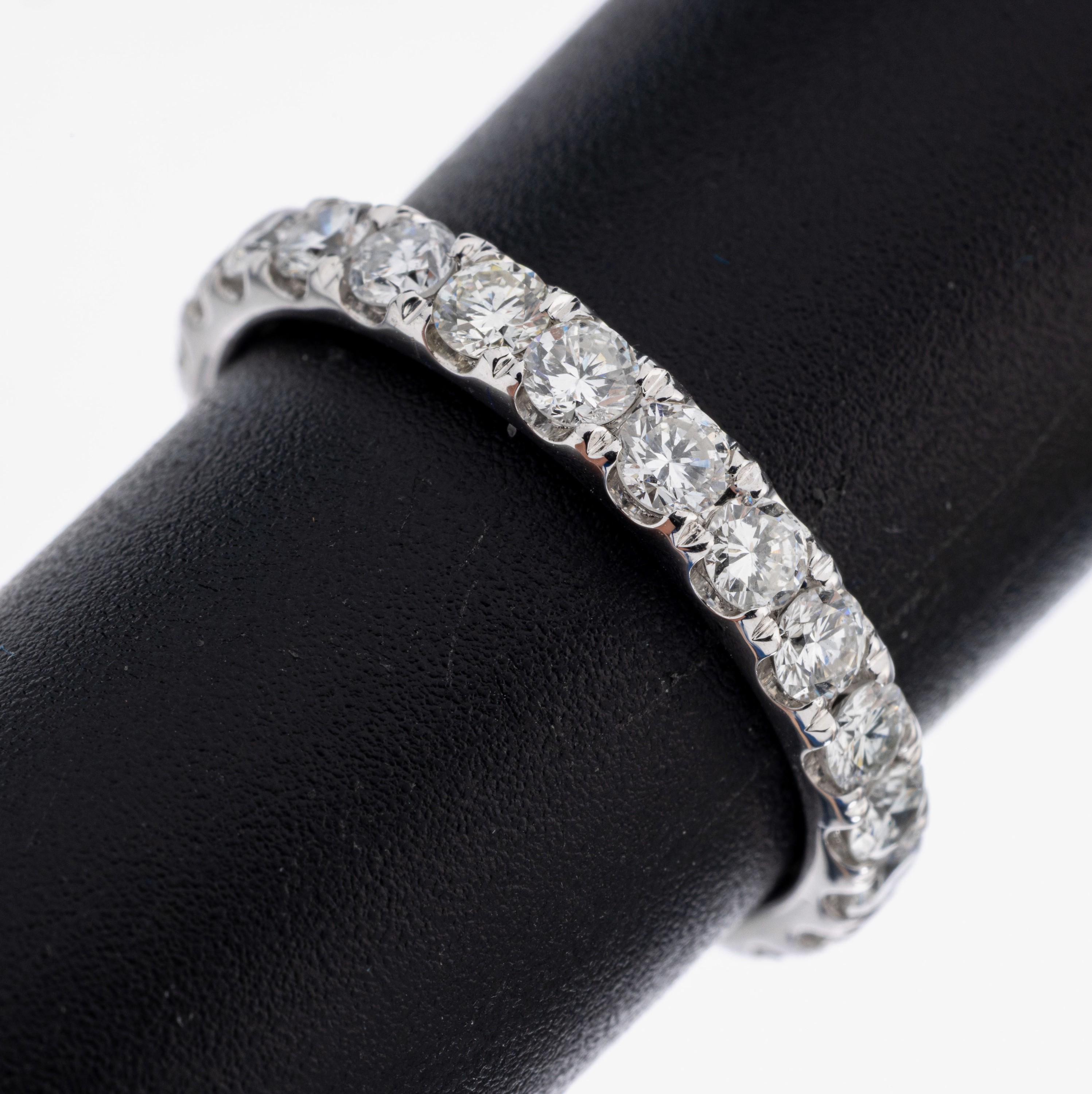 Image 26964799 - 14 kt Gold Brillant-Memoryring, WG 585/000,24 Brillanten zus. ca. 1.68 ct (grav.) ...