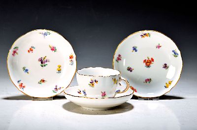 Image 5 Kaffeetassen mit UT, Meissen, Knaufzeit, gestreute Blumen, Porzellan, Goldstaffage, ...