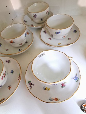 26964708a - 5 Kaffeetassen mit UT, Meissen, Knaufzeit, gestreute Blumen, Porzellan, Goldstaffage, ...