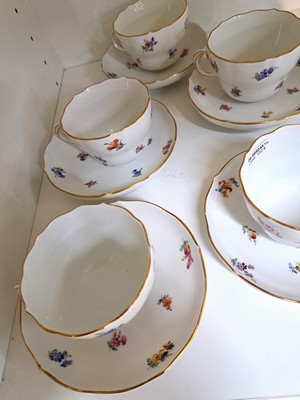 26964708b - 5 Kaffeetassen mit UT, Meissen, Knaufzeit, gestreute Blumen, Porzellan, Goldstaffage, ...