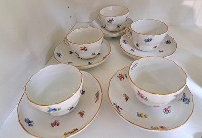 26964708d - 5 Kaffeetassen mit UT, Meissen, Knaufzeit, gestreute Blumen, Porzellan, Goldstaffage, ...