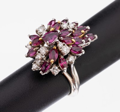 Image 26964788 - 14 kt Gold Rubin-Brillant-Ring, WG 585/000,19 facett. Rubin-Navettes zus. ca. 2.00 ct, ...