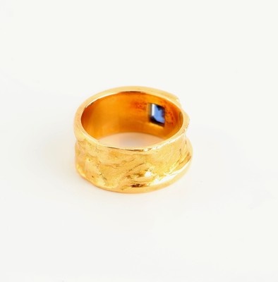 26964790a - 18 kt Gold Saphir-Ring, GG 750/000 gepr., facett. Saphir-Rechteck ca. 0.40 ct, ...