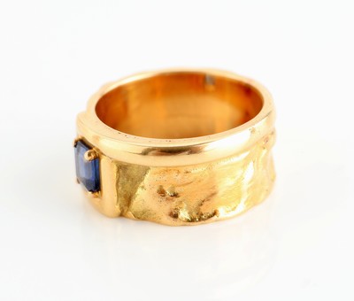 26964790b - 18 kt Gold Saphir-Ring, GG 750/000 gepr., facett. Saphir-Rechteck ca. 0.40 ct, ...