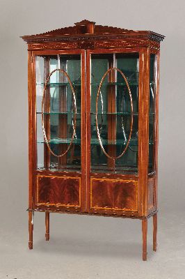 Image Vitrine, England, um 1900, Mahagonifurnier, Fadenintarsien, Seiten und Front verglast, ...