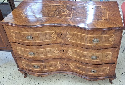 26964796b - Barockkommode, süddeutsch, um 1760/70, Nußbaum, furniert, Einlagen in ...