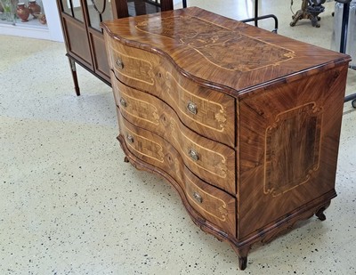 26964796c - Barockkommode, süddeutsch, um 1760/70, Nußbaum, furniert, Einlagen in ...