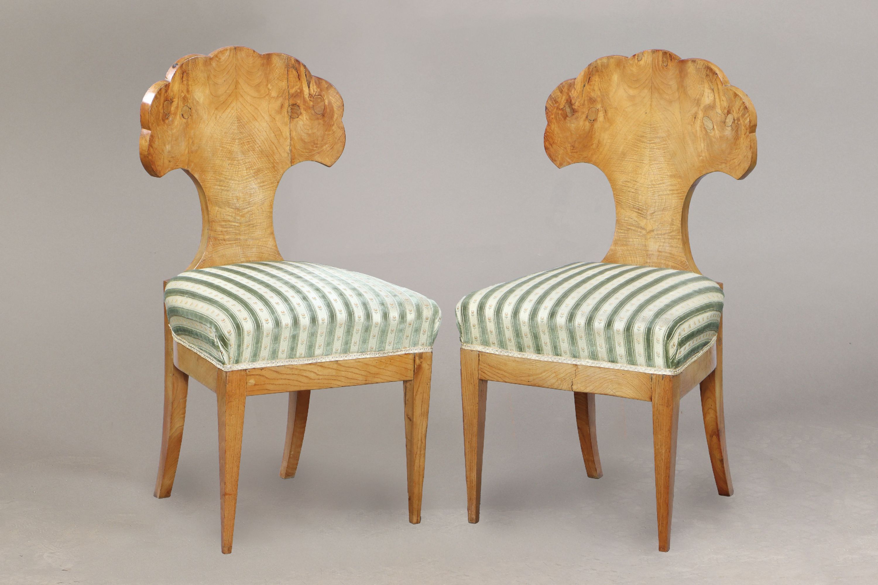 Paar Biedermeierstühle, Österreich, um 1825, Esche furniert, Rückenlehne in stilisierter Fächerform, grün weiß gestreifte und geblümte ...