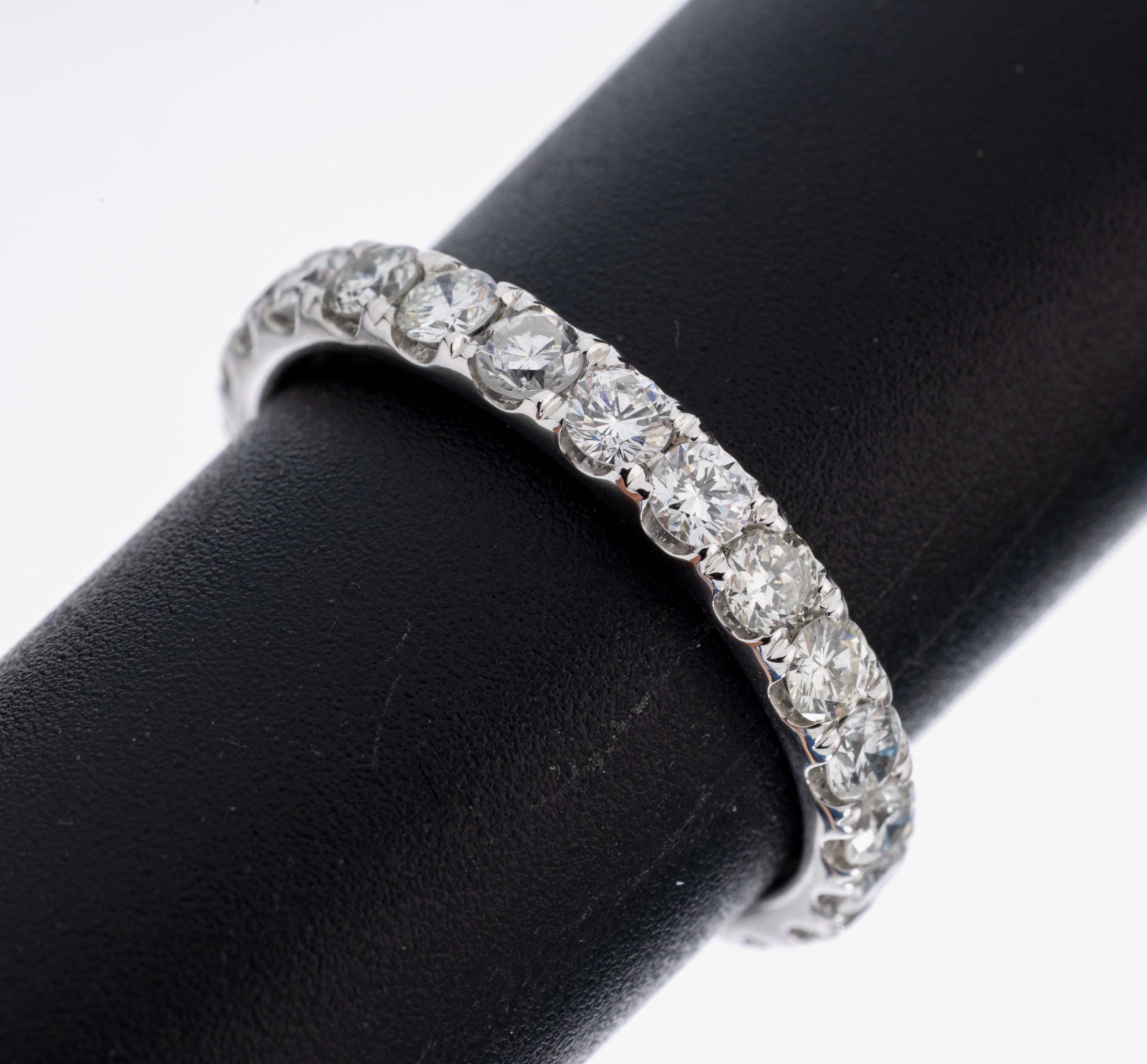 Image 26964806 - 14 kt Gold Brillant-Memoryring, WG 585/000,24 Brillanten zus. ca. 1.74 ct (grav.) ...