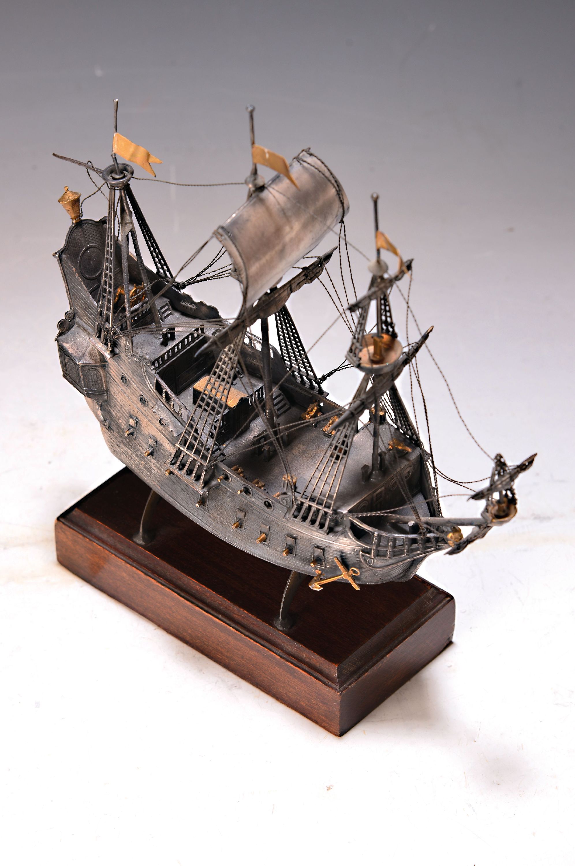 Detail a: Modellschiff, Italien, 20. Jh., 800er Silber, Modell des Dreimasters Peter Pan, ca. 580g Silber, auf Holzsockel, Gesamth. ca. 25cm