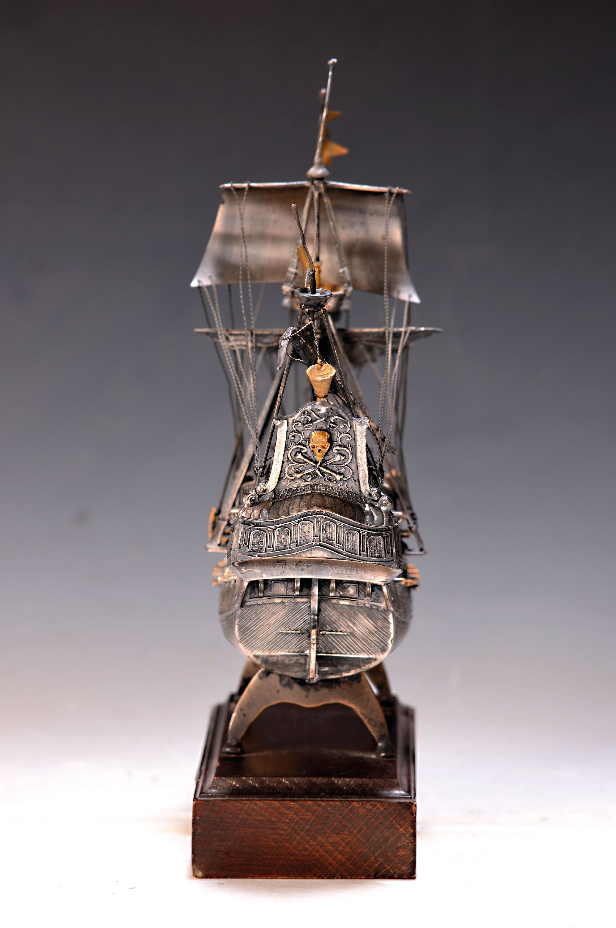 Detail b: Modellschiff, Italien, 20. Jh., 800er Silber, Modell des Dreimasters Peter Pan, ca. 580g Silber, auf Holzsockel, Gesamth. ca. 25cm