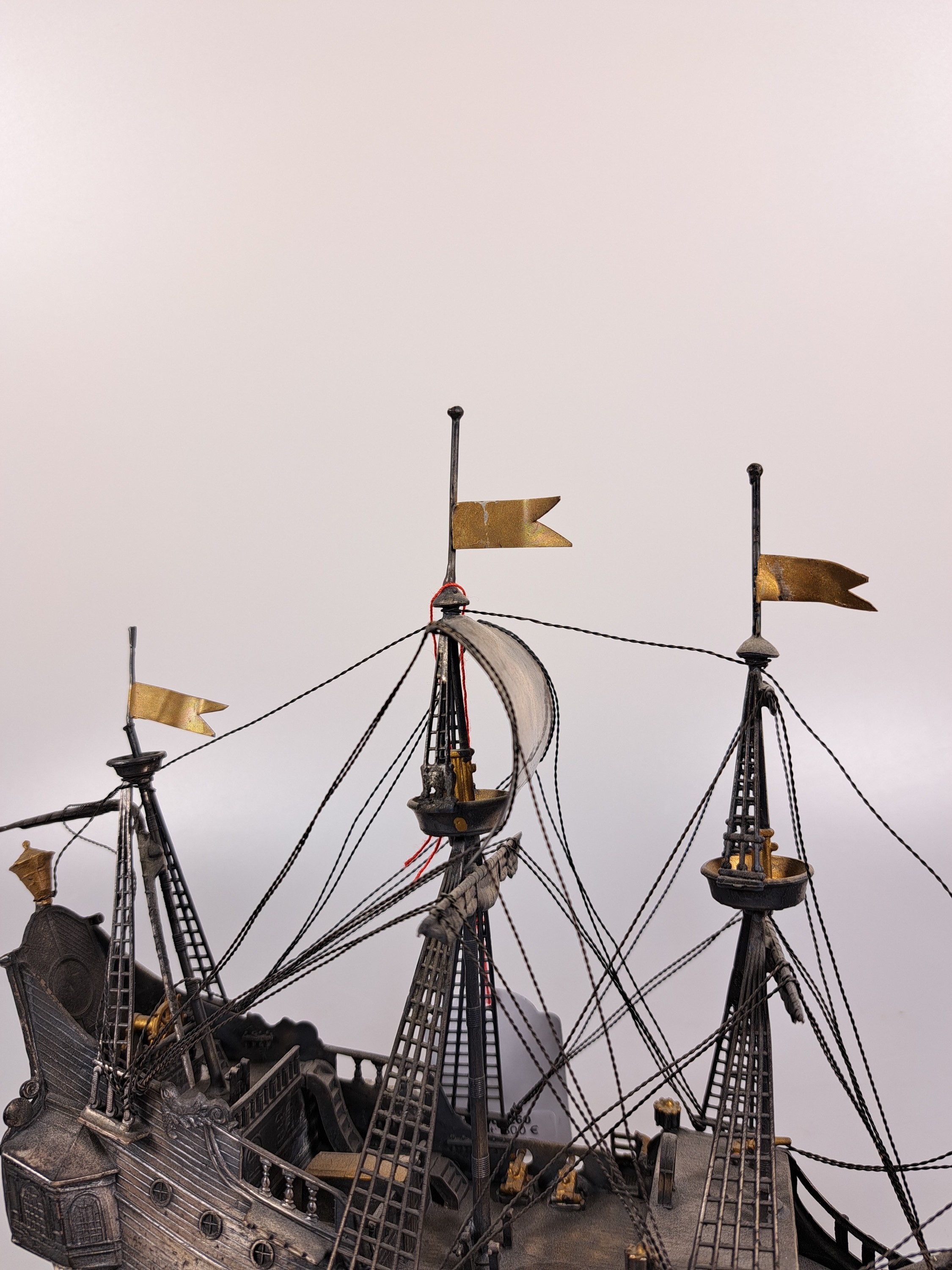 Detail f: Modellschiff, Italien, 20. Jh., 800er Silber, Modell des Dreimasters Peter Pan, ca. 580g Silber, auf Holzsockel, Gesamth. ca. 25cm