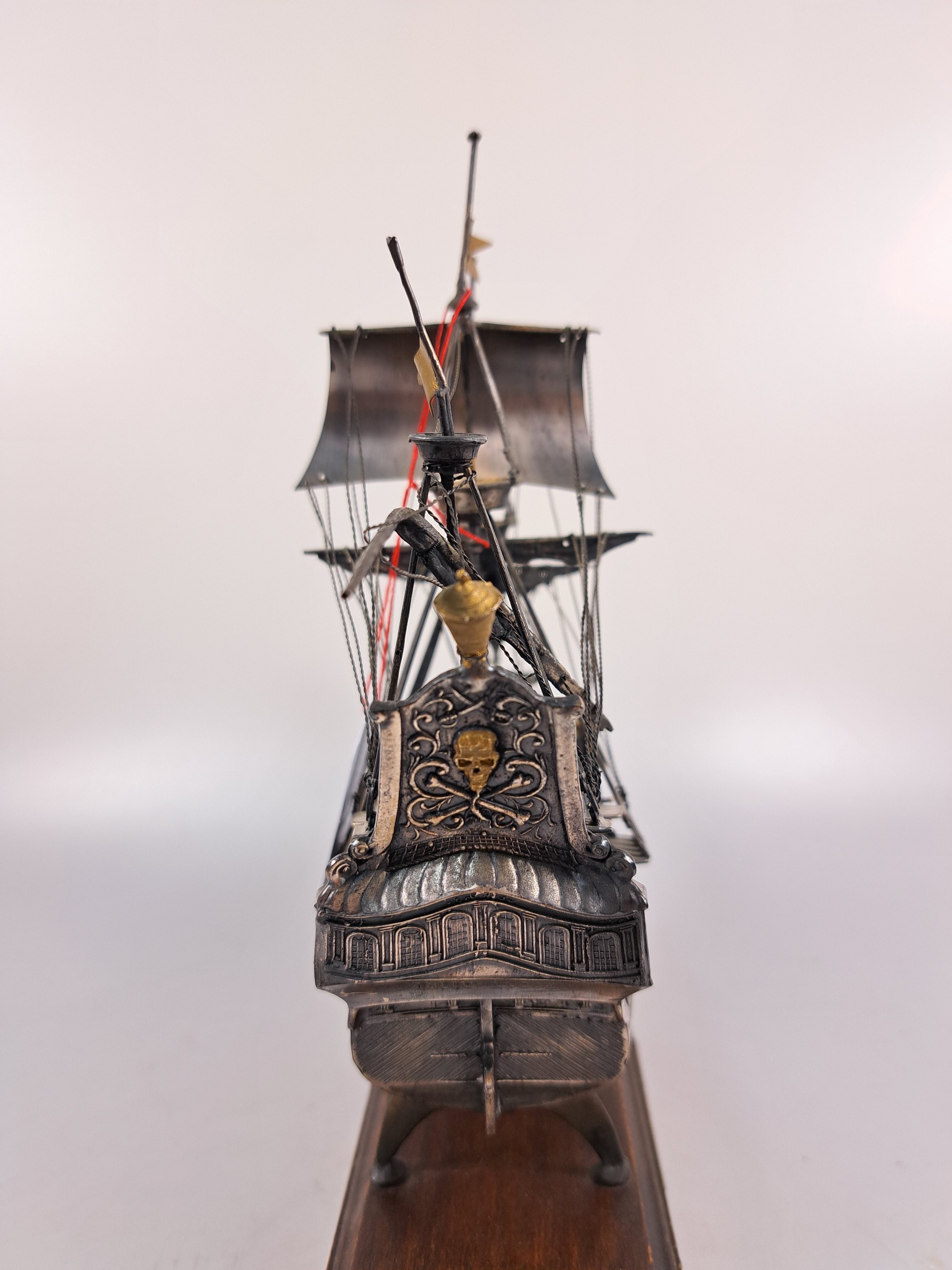 Detail g: Modellschiff, Italien, 20. Jh., 800er Silber, Modell des Dreimasters Peter Pan, ca. 580g Silber, auf Holzsockel, Gesamth. ca. 25cm