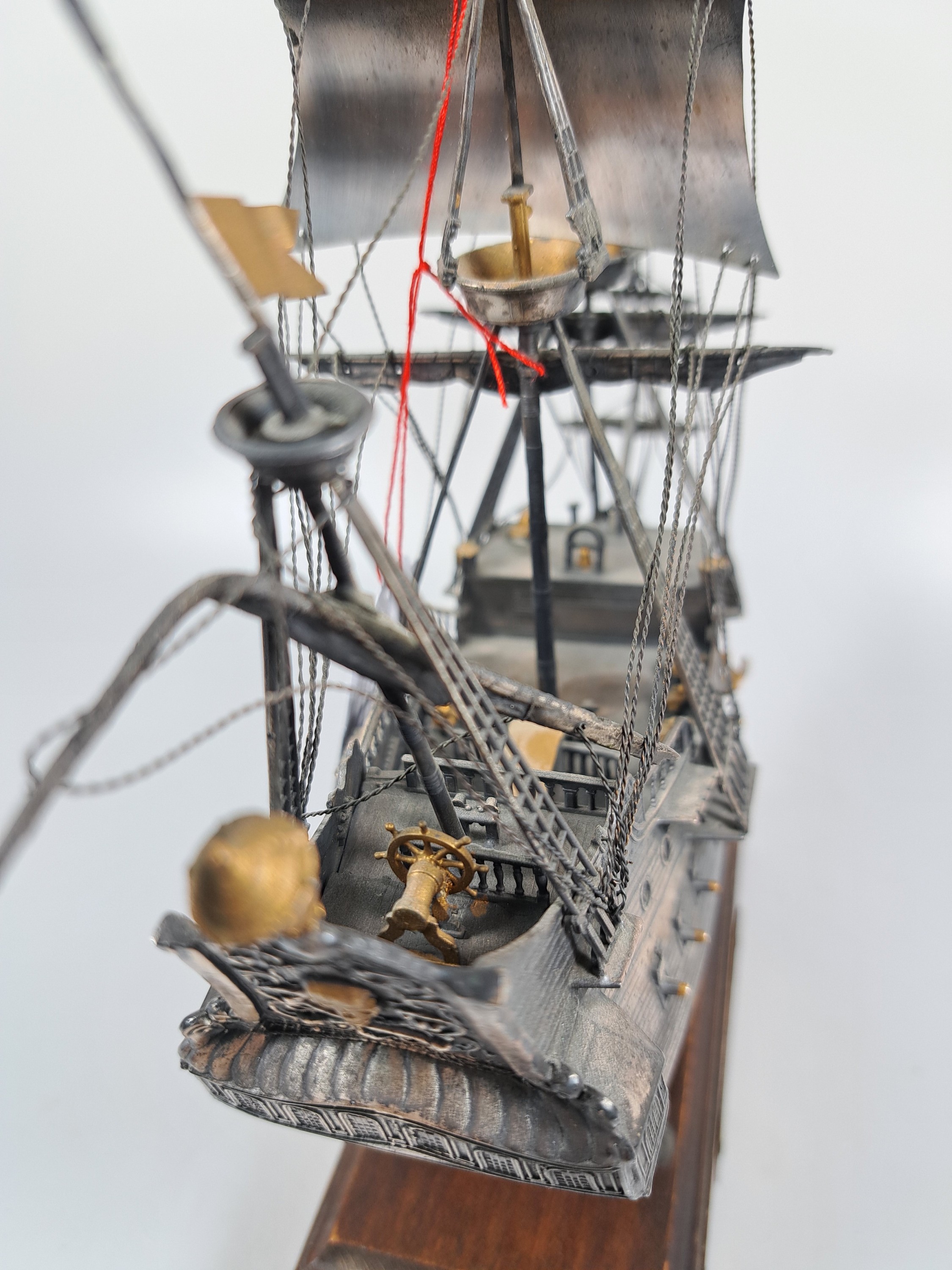 Detail h: Modellschiff, Italien, 20. Jh., 800er Silber, Modell des Dreimasters Peter Pan, ca. 580g Silber, auf Holzsockel, Gesamth. ca. 25cm